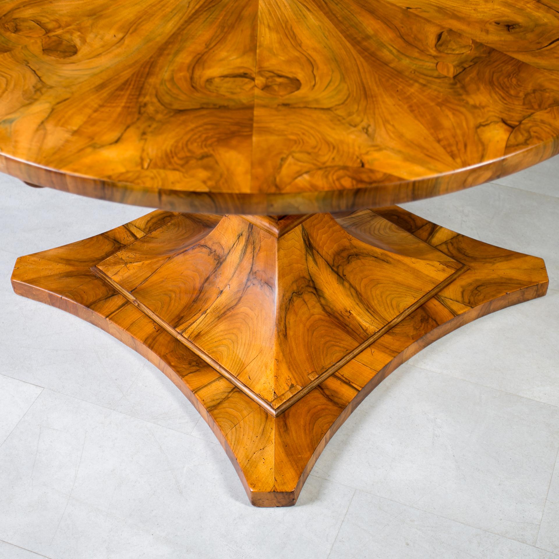 Biedermeier Round Table in Exceptional Walnut Veneer, Germany, 19th Century in vendita 1
