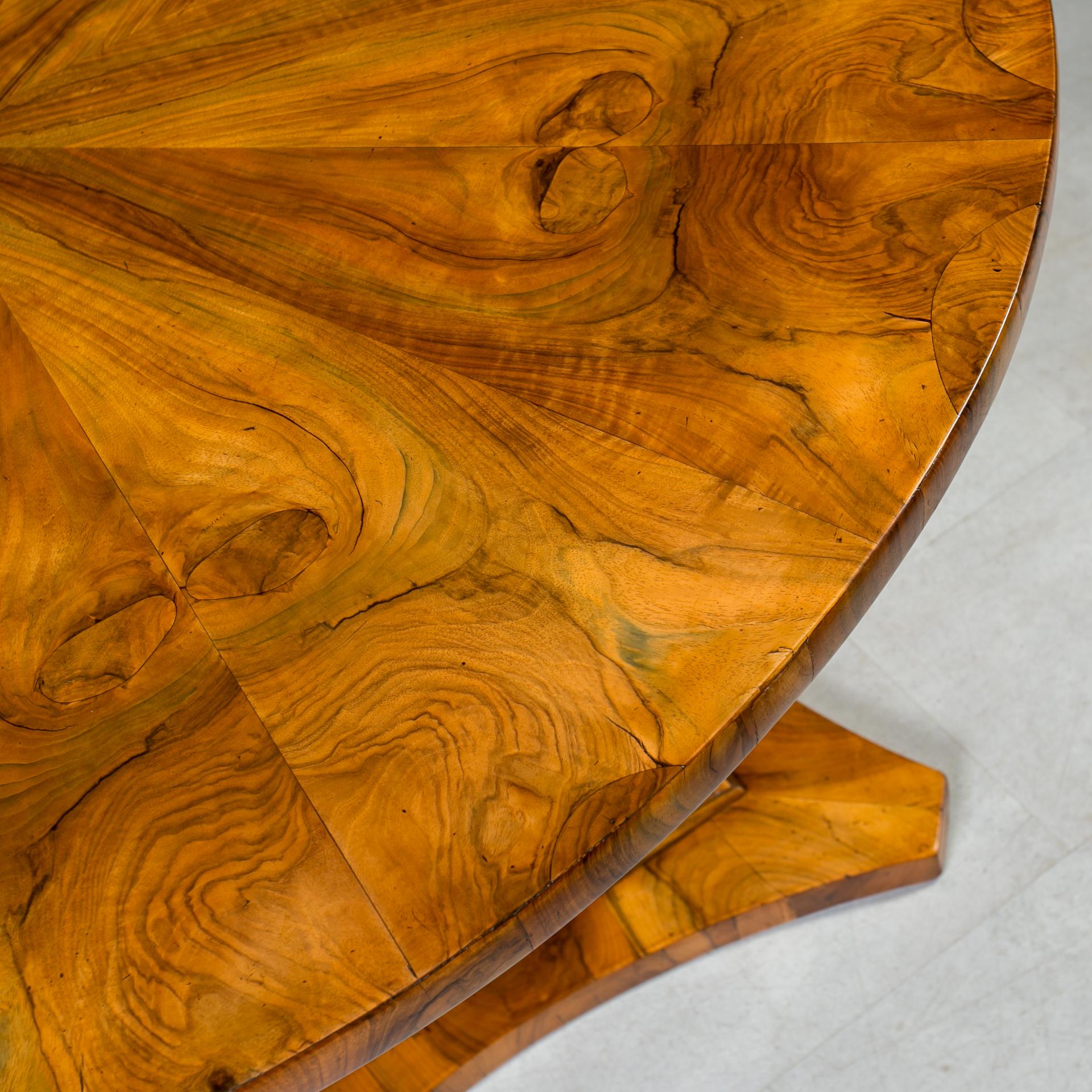 Biedermeier Round Table in Exceptional Walnut Veneer, Germany, 19th Century in vendita 2
