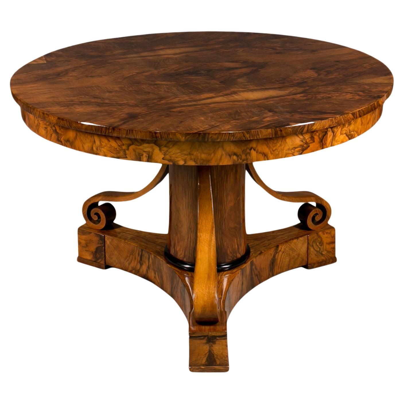 Biedermeier Round Table in Exceptional Walnut Veneer, Germany, 19th Century For Sale