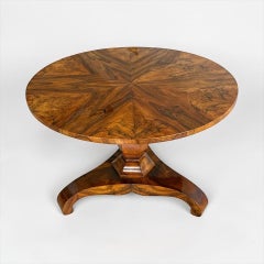 Biedermeier Round Table in Exceptional Walnut Veneer, Germany, circa 1840