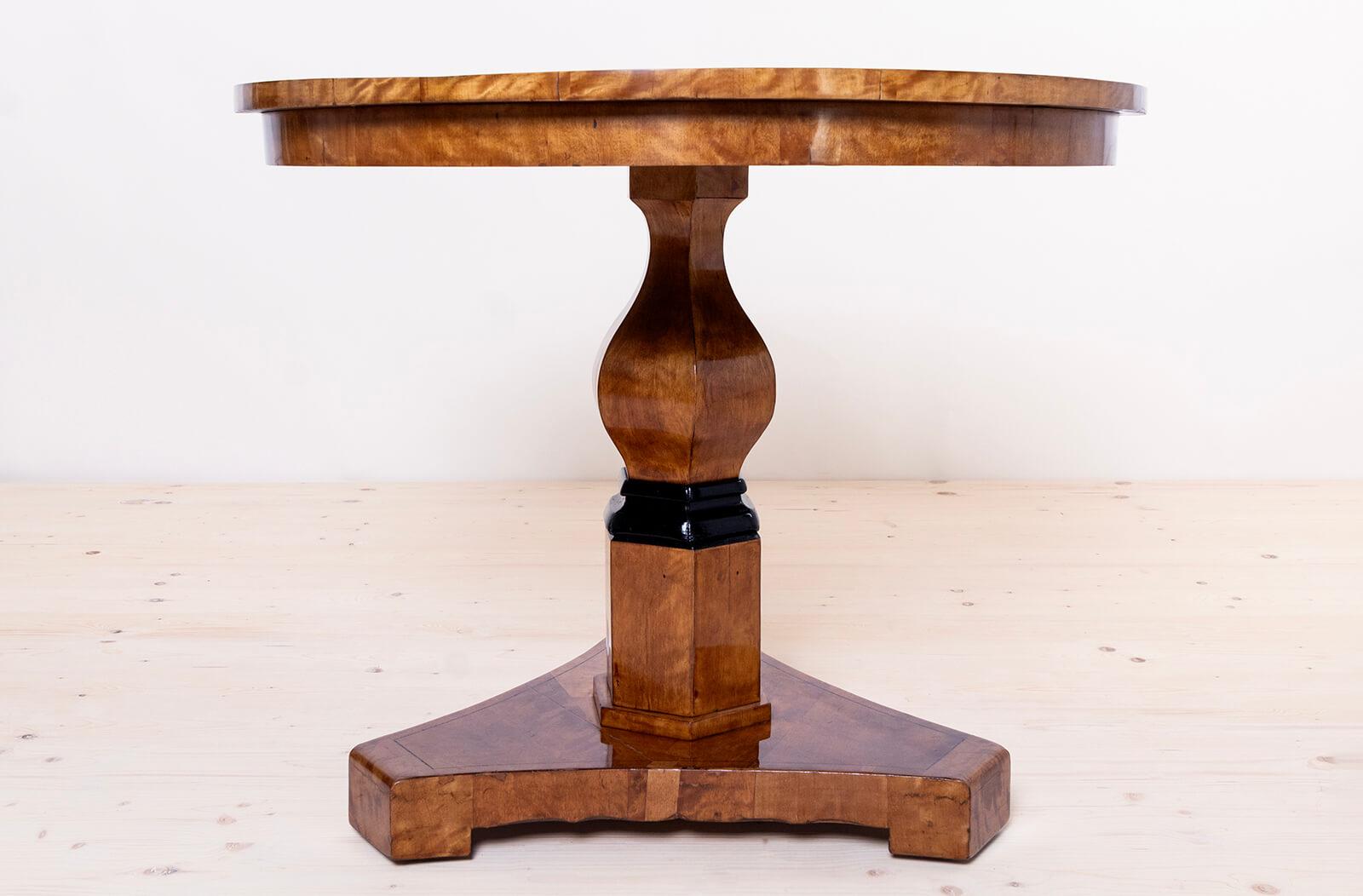 Biedermeier Round Table in Flame Birch, 19th Century In Good Condition For Sale In Wrocław, Poland