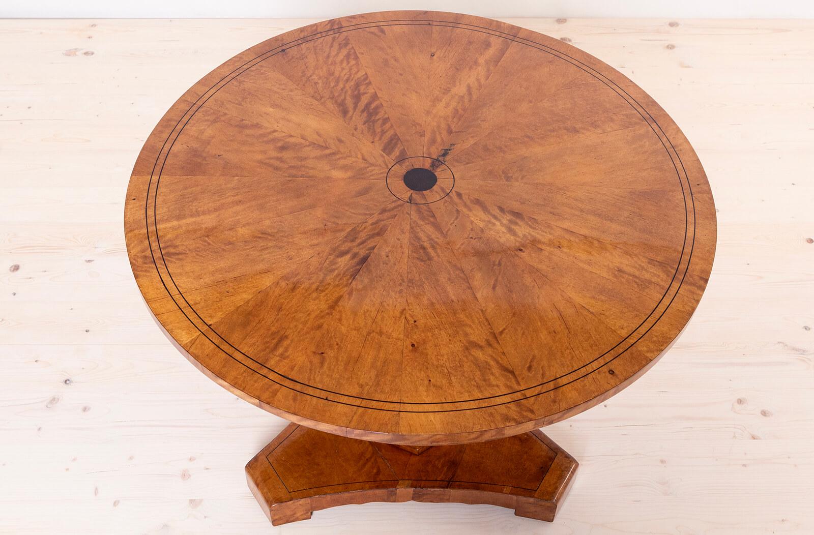 Biedermeier Round Table in Flame Birch, 19th Century For Sale 1