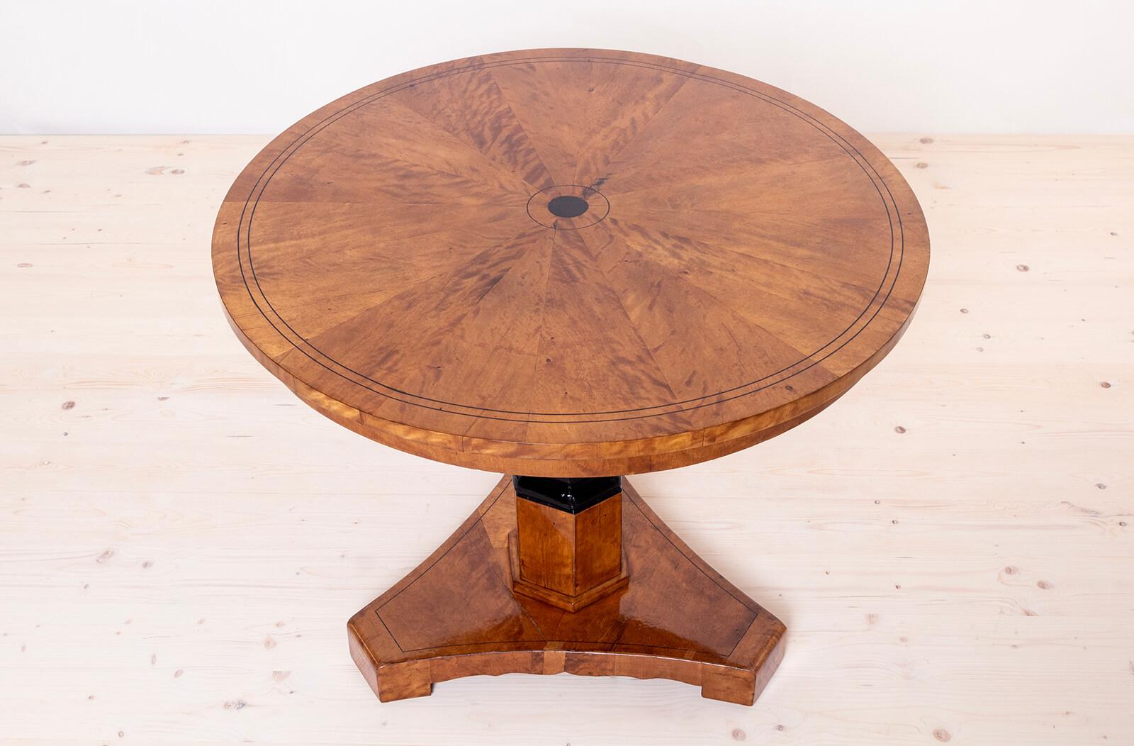 Biedermeier Round Table in Flame Birch, 19th Century For Sale 2