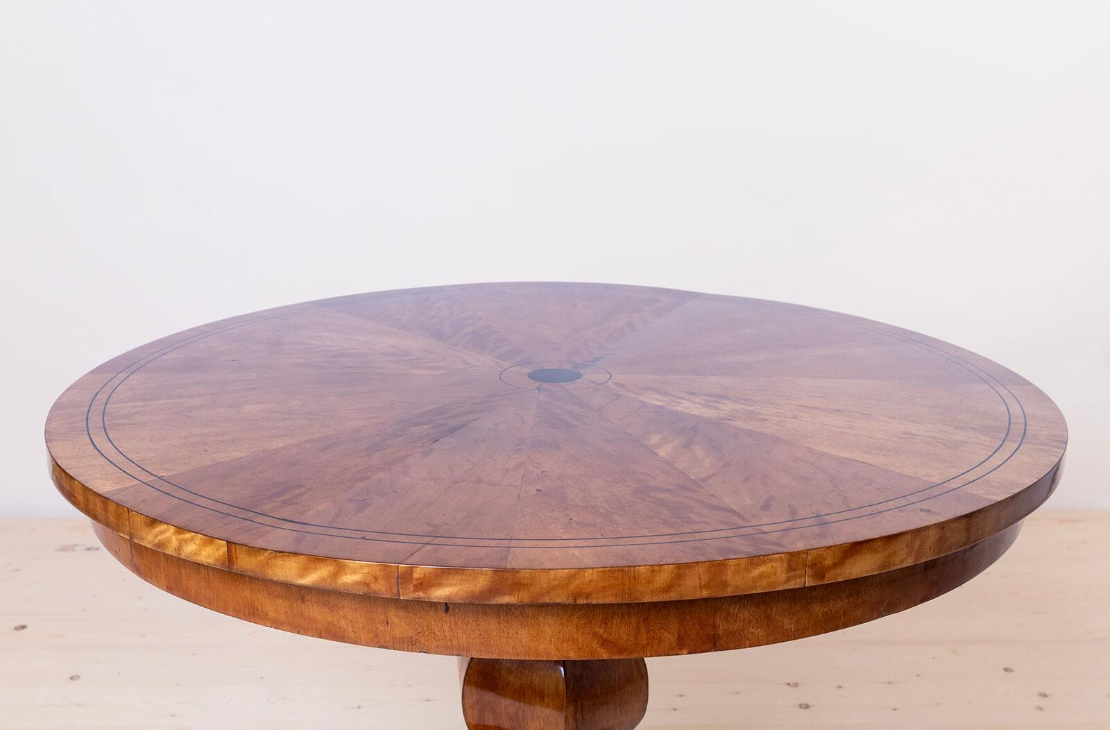 Biedermeier Round Table in Flame Birch, 19th Century For Sale 3
