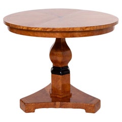 Table ronde Biedermeier en bouleau flammé, 19e siècle