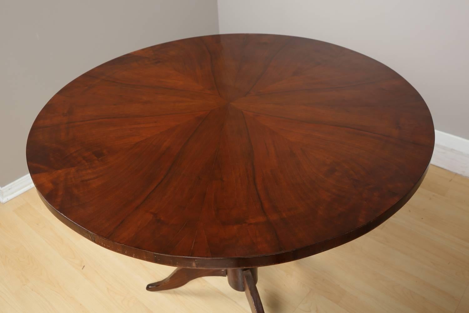 Biedermeier round table in oak, circa 1840. Simple and elegant oak table from Austria Biedermeier period. Very good condition. Great addition to a foyer or study. Complimentary delivery and set up with 100 miles radius from Chicago, IL.