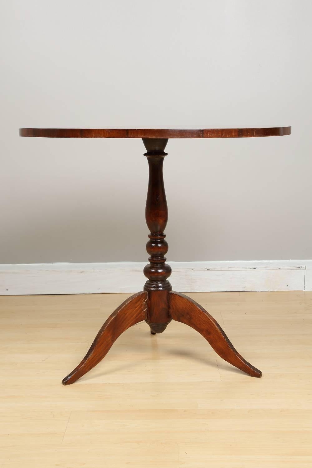 Biedermeier Round Table in Oak, circa 1840 In Good Condition For Sale In Chicago, IL