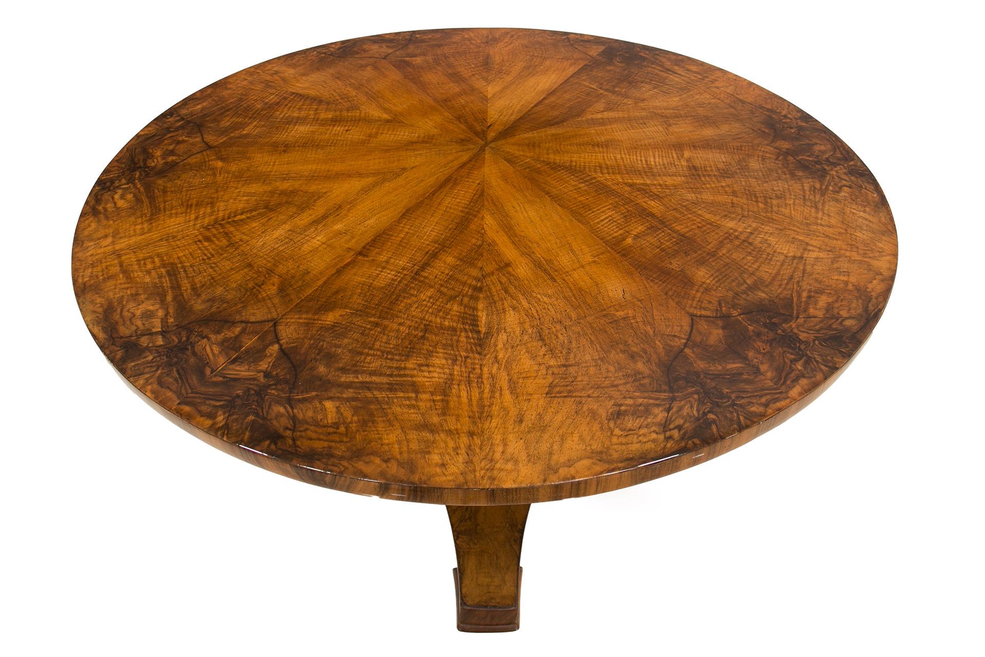 Biedermeier Round Table in Walnut Wood, Germany, Early 19th Century In Excellent Condition In Wrocław, Poland