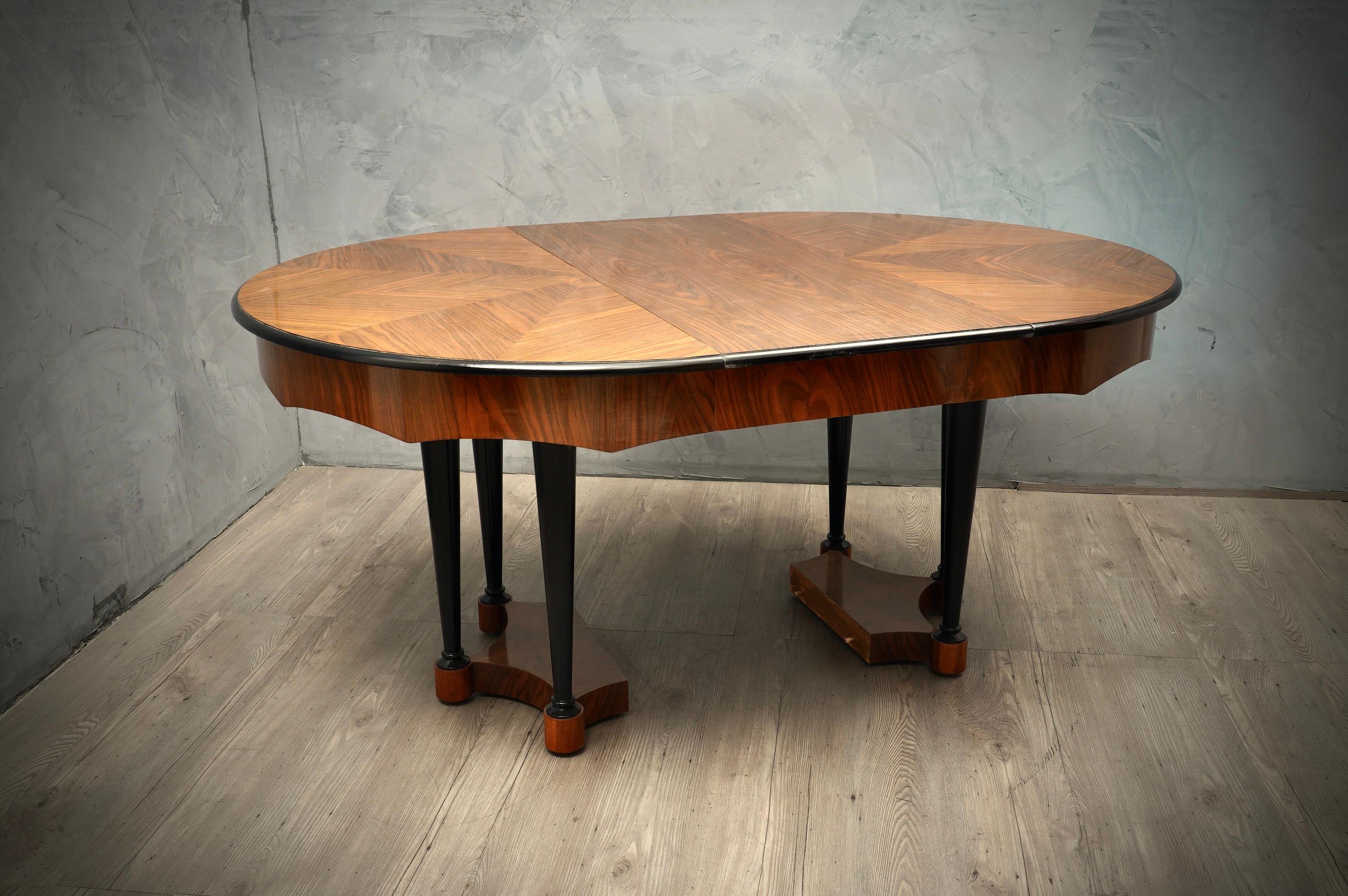 Extremely rare Biedermeier extendable table, all attention is focused on the beautiful patina of the walnut wood and the excellent craftsmanship. Note the band below on the table with its particular processing. Very very elegant.

The table is all