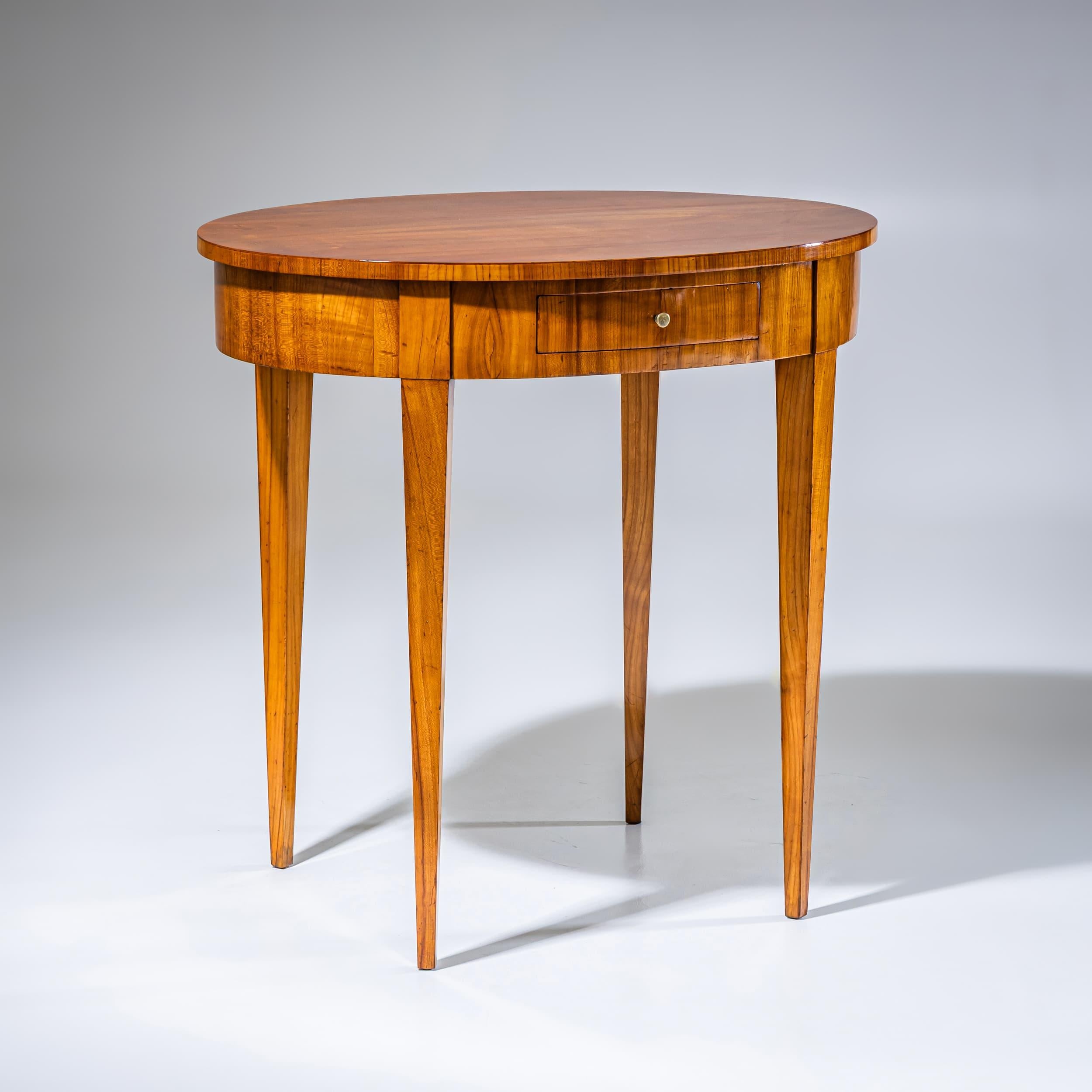 Biedermeier Salon Table in Cherrywood, Southern Germany In Excellent Condition For Sale In Greding, DE