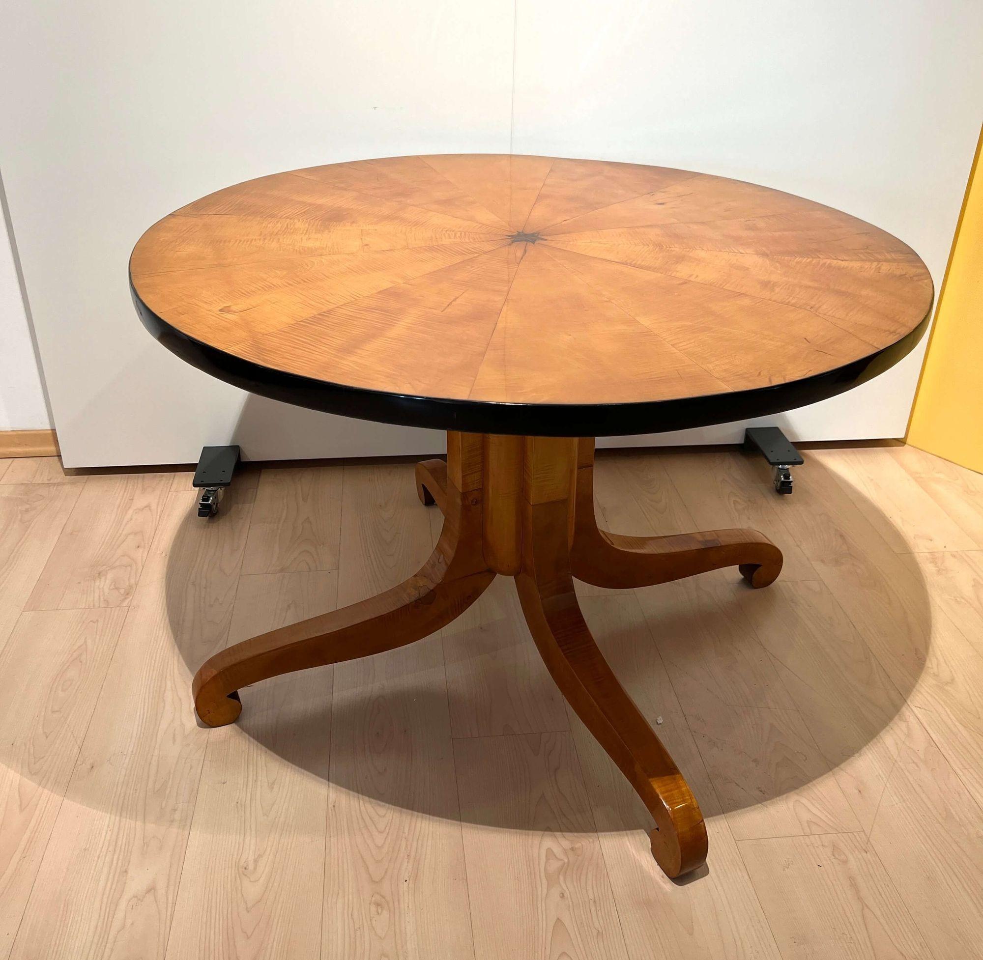 Beautiful Biedermeier Salon or dining table in Maple with Star inlay from South Germany, Munich about 1830.
 
Provenance: Munich, attributed to household of Justus von Liebig (1803-1873), german chemist. 
 
Bright maple star-shaped veneered on