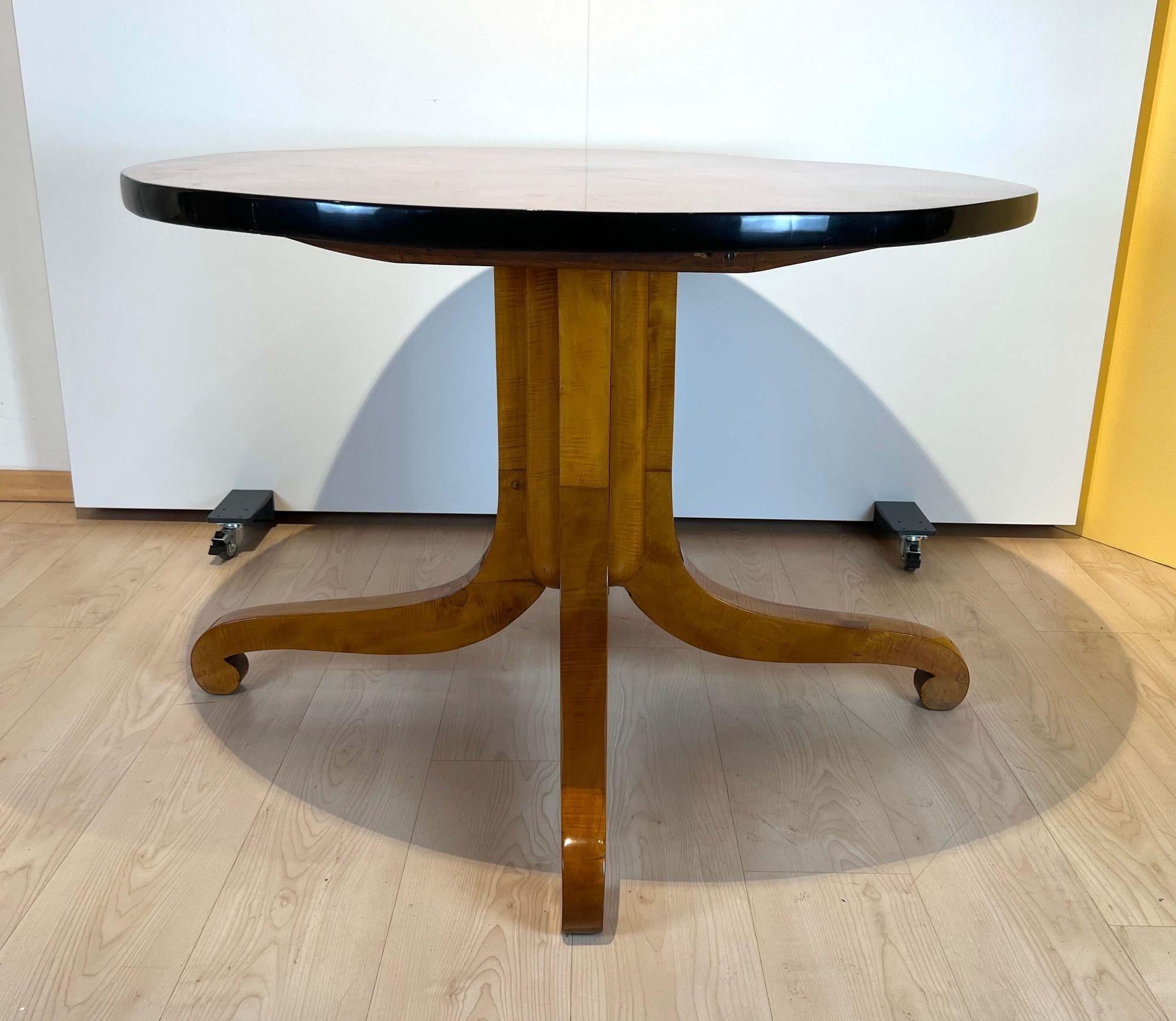 Biedermeier Salon Table, Maple with Star Inlay, South Germany, Munich circa 1830 In Good Condition In Regensburg, DE