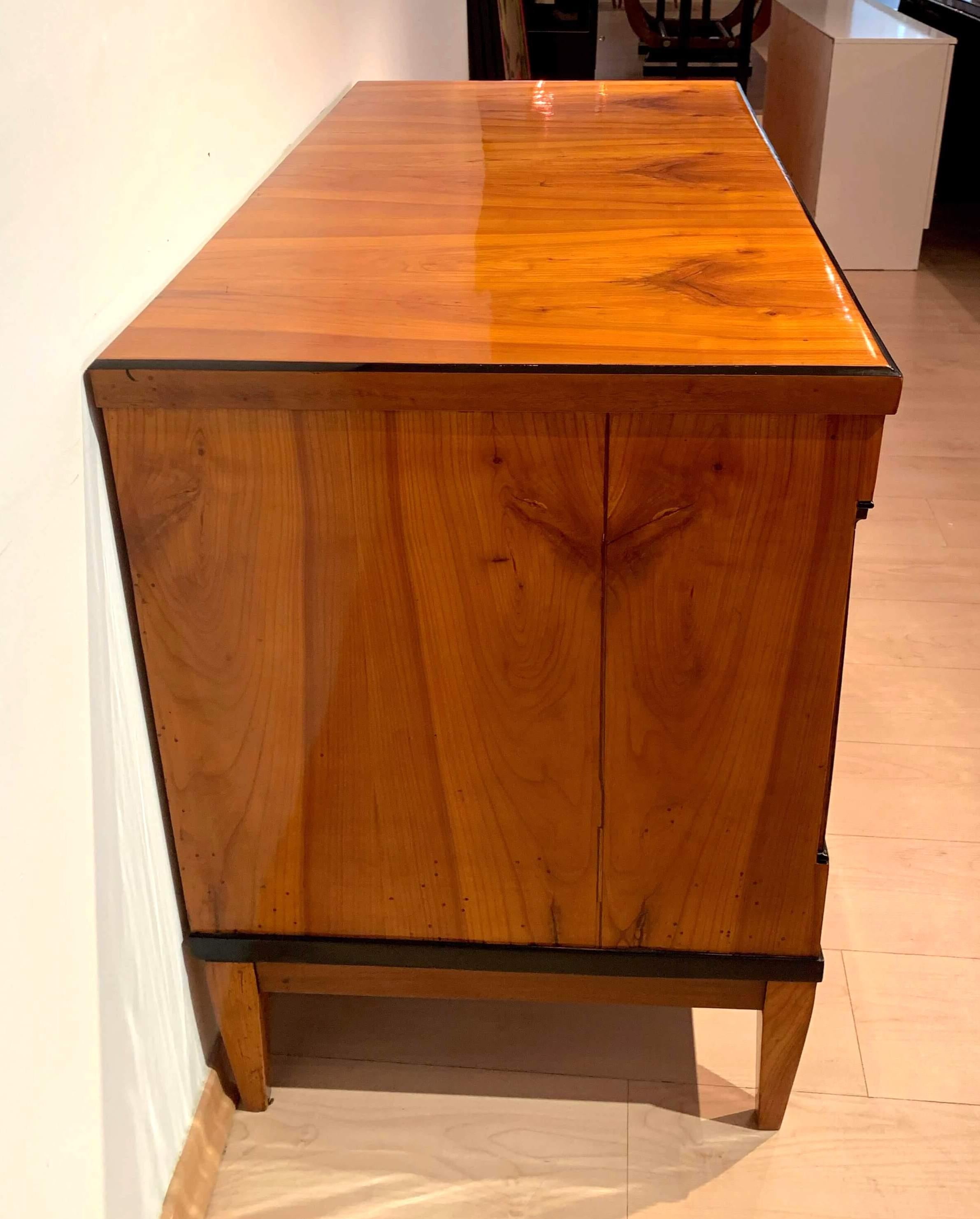 Biedermeier Saloon Commode, Cherry with Inlays, South Germany circa 1820 1