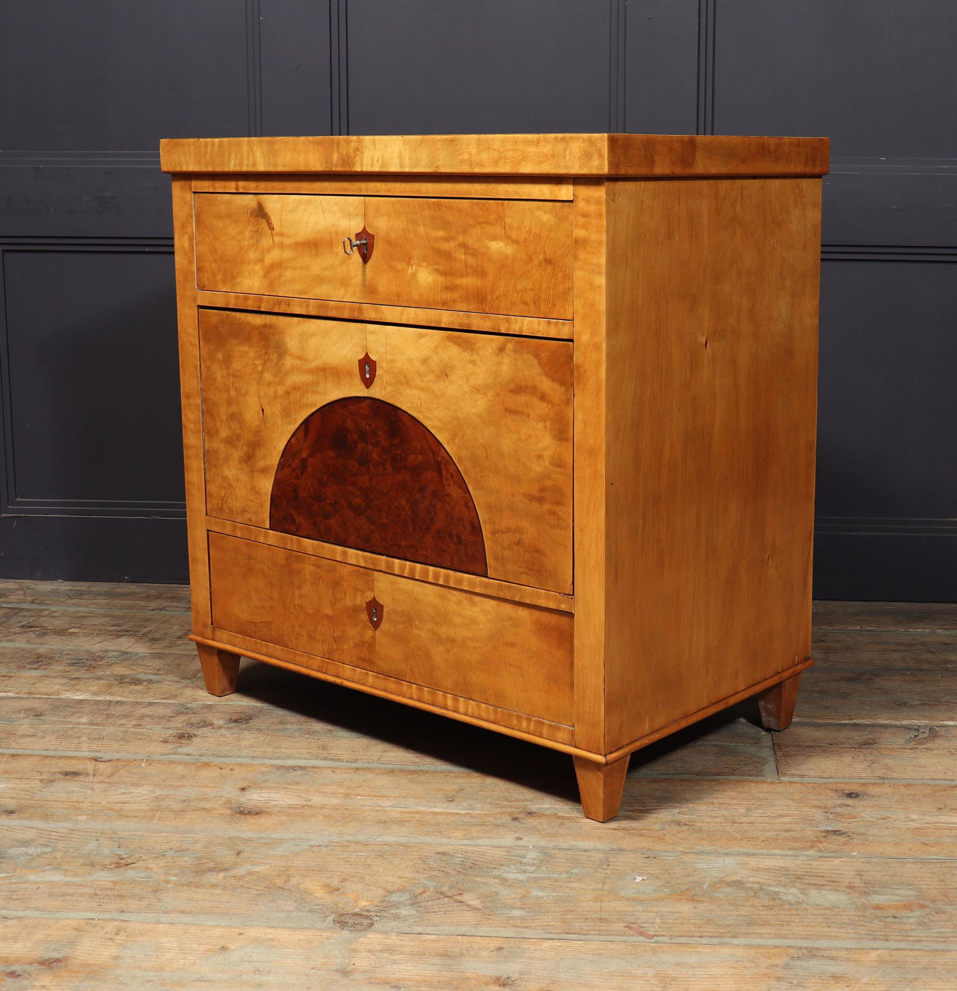 Biedermeier Satin Birch and Walnut Commode, Austria c1825 In Good Condition For Sale In Paddock Wood Tonbridge, GB