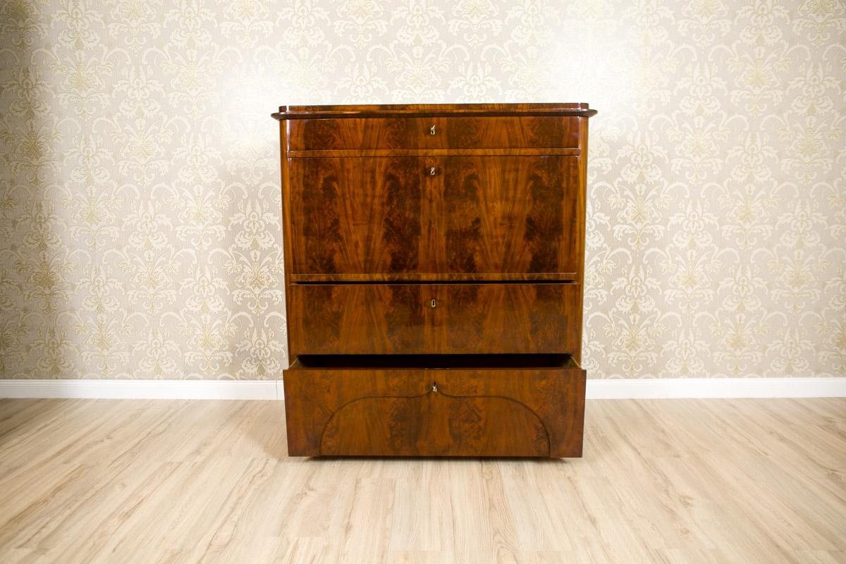 Secretaire Biedermeier de la 2ª mitad del siglo XIX

Imagina un mueble que combina las líneas limpias del diseño del norte de Europa con el cálido resplandor de la caoba ricamente labrada: este es tu secretaire Biedermeier, fabricado en Escandinavia