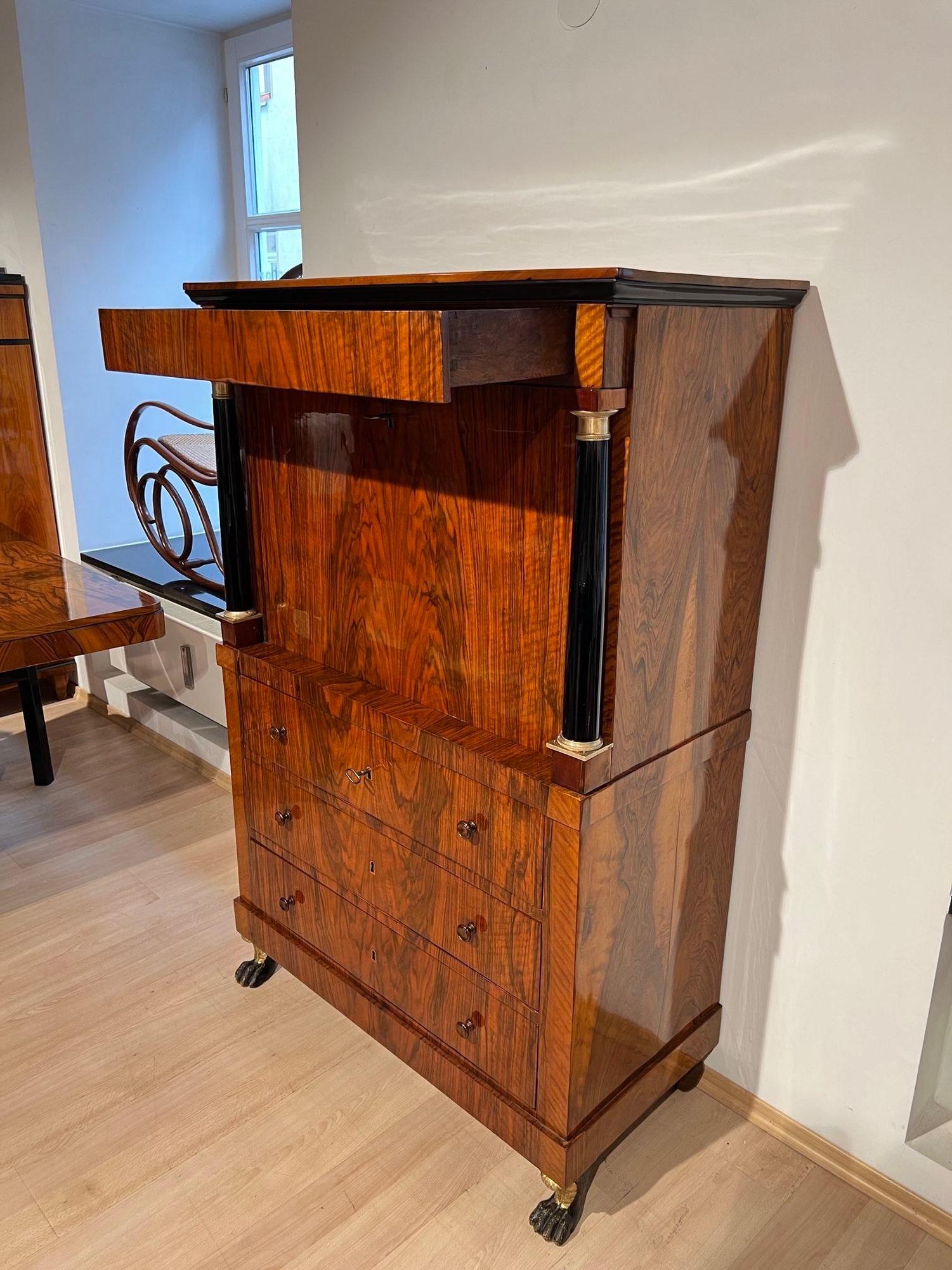 Biedermeier Secretaire, Walnut, Maple, Paw Feet, Austria circa 1820 im Zustand „Gut“ im Angebot in Regensburg, DE