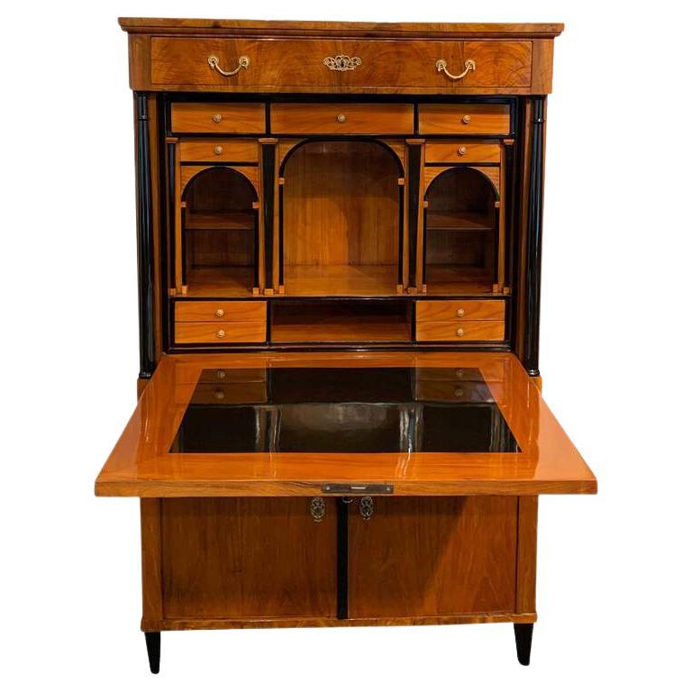 Beautiful original, neoclassical early Biedermeier Secretaire from Austria, Vienna around 1820.
 
Outside in book-matched walnut veneer and solid wood with ebonized conical full-columns. The fold-down plate has been done in cherry solid wood with an