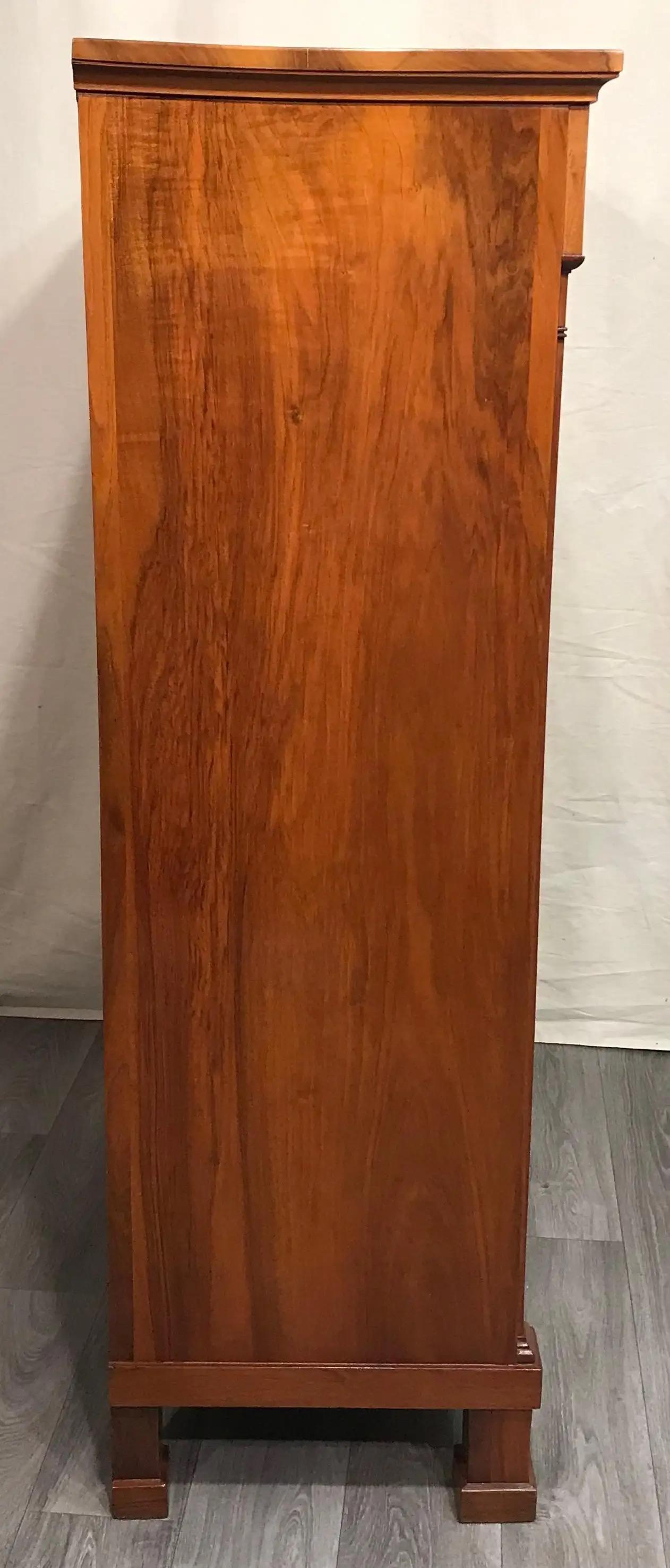 Biedermeier-Sekretärspult, Südwestdeutschland, 1820. Dieser schöne Schreibtisch hat drei Schubladen im unteren Teil, die mit originalen Löwenkopfbeschlägen aus Messing und eingelegten ebonisierten Holzschildern verziert sind. Das Nussbaumfurnier