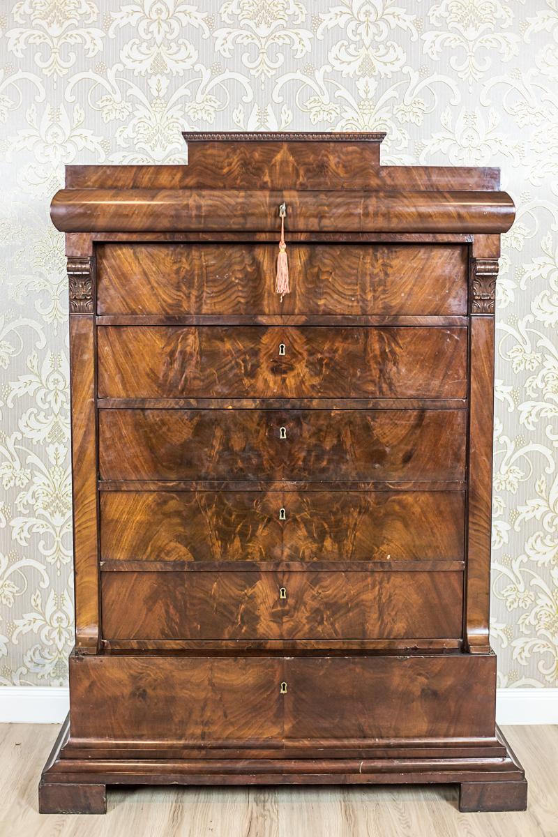 We present you this piece of furniture, circa 1837, in pyramidal mahogany veneer.
The whole is signed with the mark of the Copenhagen Carpenters Guild.
The shape of this item is similar to a chiffonier with seven drawers.
One of the drawers has a