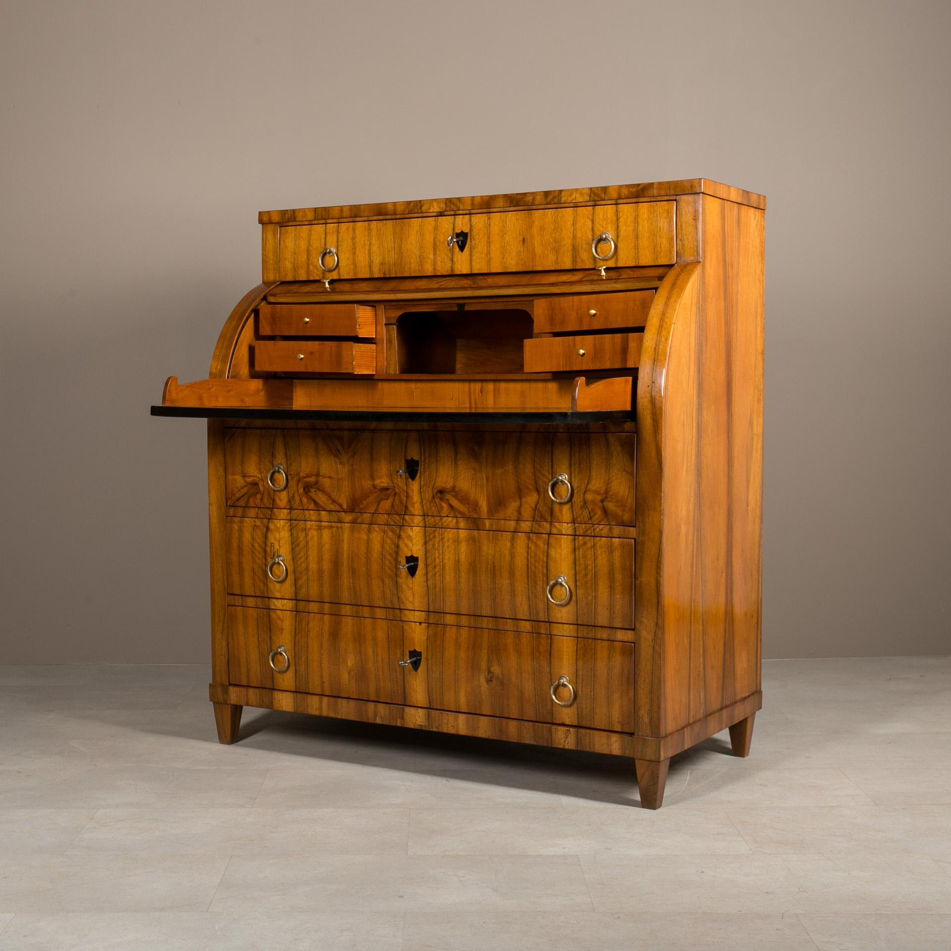 Escritorio secretario Biedermeier en nogal, Alemania, Siglo XIX, Restaurado siglo XIX