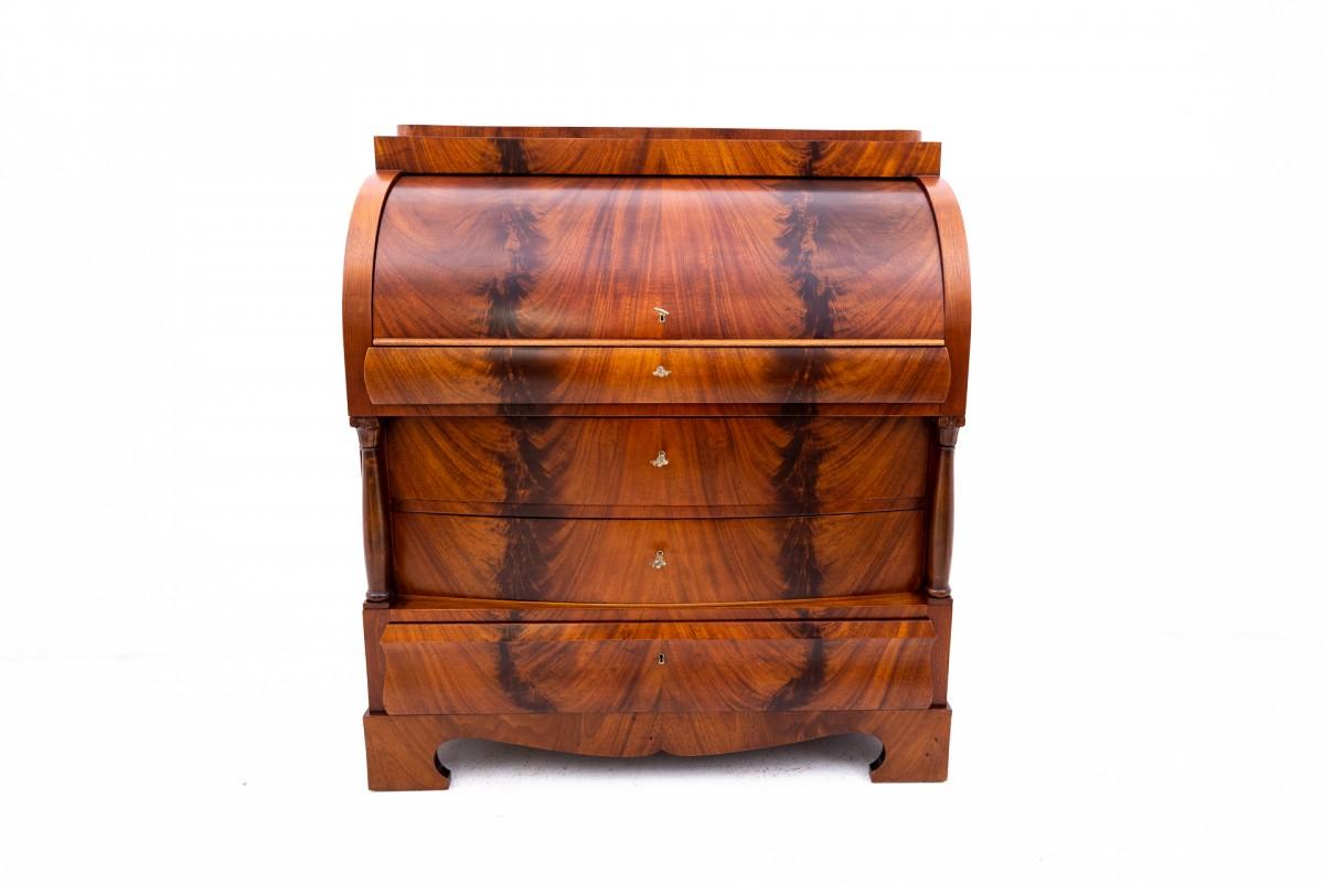 Secretaria Biedermeier de hacia 1890, norte de Europa.

Muy buen estado, tras una renovación profesional.

Madera: caoba

Dimensiones: altura 104 cm anchura 101 cm profundidad 57 cm