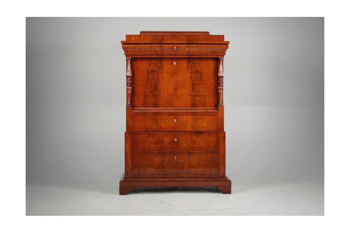 Biedermeier secretary, Northern Europe, circa 1860.

Very good condition, after professional renovation, a piece of furniture finished in polish.

Wood: mahogany

dimensions: height: 159 cm, width: 103 cm, depth: 51 cm.