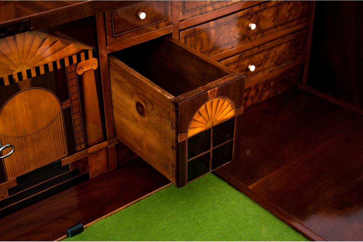 Walnut Biedermeier secretary, Northern Europe, mid 19th century. For Sale
