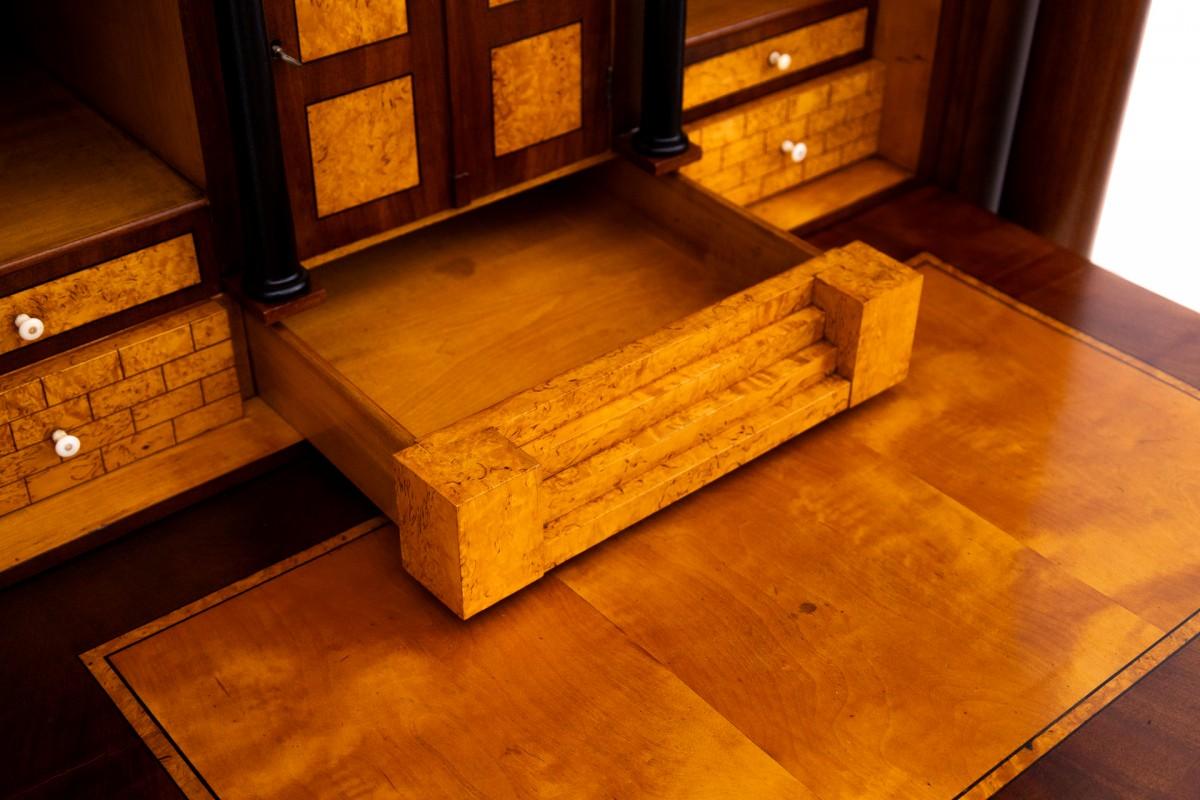 Biedermeier-Sekretär, Westeuropa, um 1840. (Walnuss) im Angebot