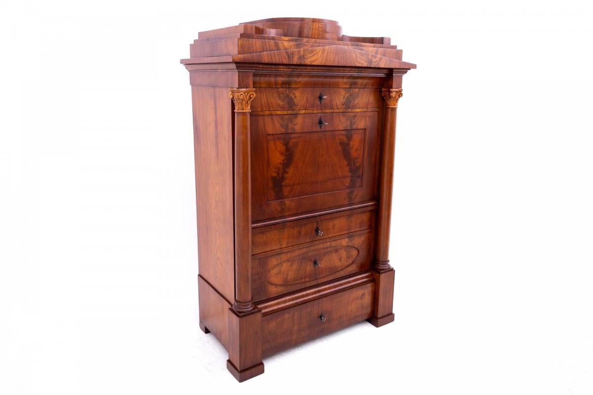 Secrétaire Biedermeier, Europe occidentale, vers 1840.

Obacie est en cours de rénovation.

Bois : acajou

dimensions : hauteur 169 cm largeur 106 cm profondeur 59 cm