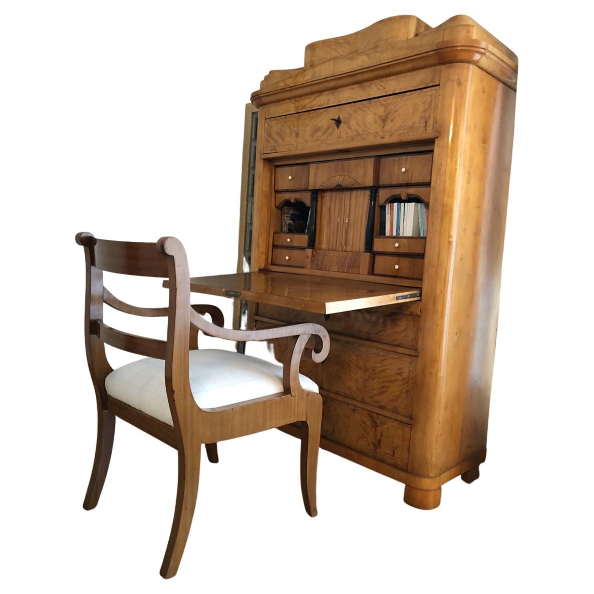 Biedermeier Sekretär-Schreibtisch aus furnierter geflammter Birke aus der ersten Hälfte des XIX. Jahrhunderts