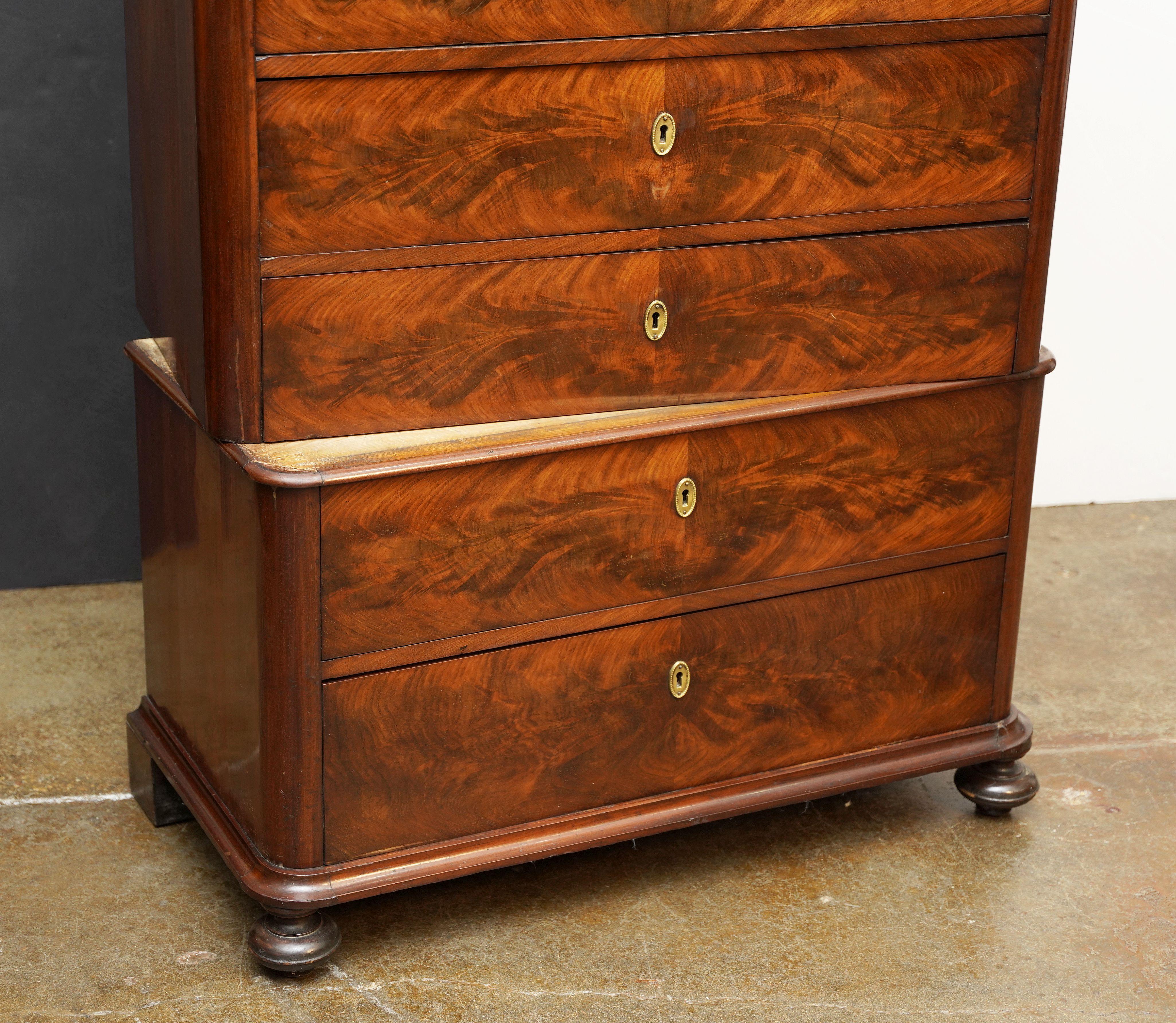 Biedermeier Semainier- oder Tallboy-Kommode auf Kommode aus geflammtem Mahagoni im Angebot 4