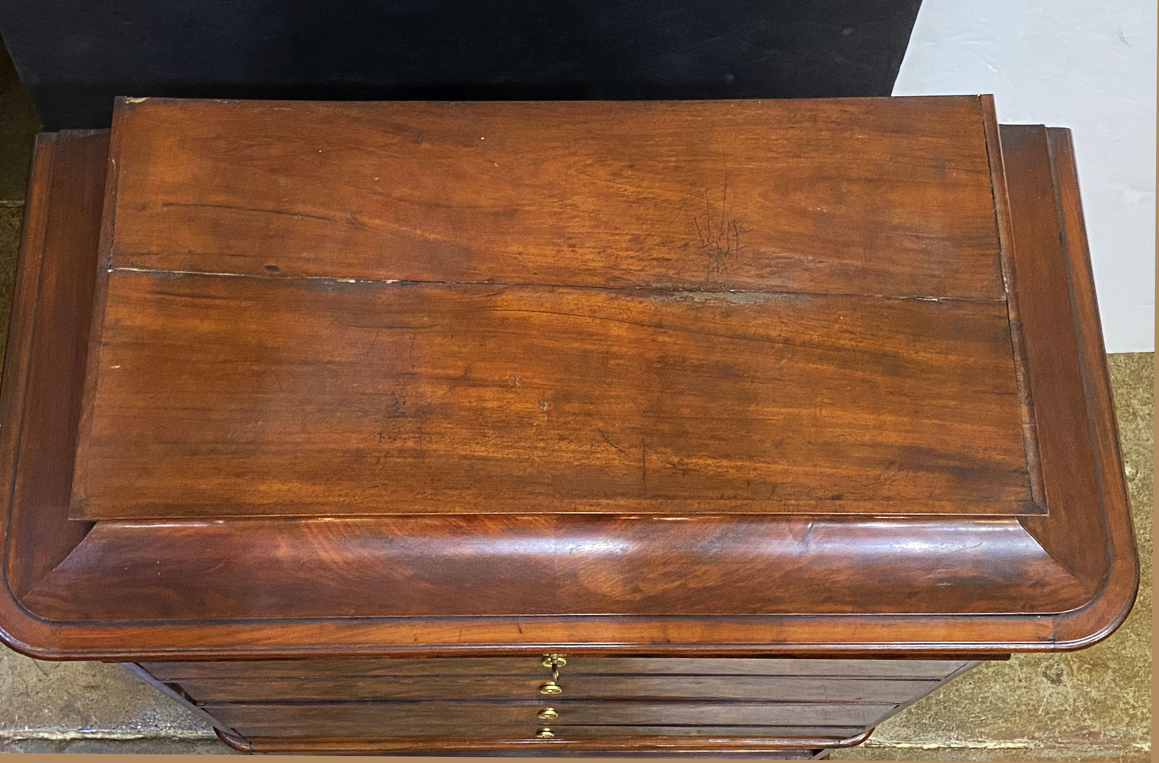 Biedermeier Semainier- oder Tallboy-Kommode auf Kommode aus geflammtem Mahagoni im Angebot 5