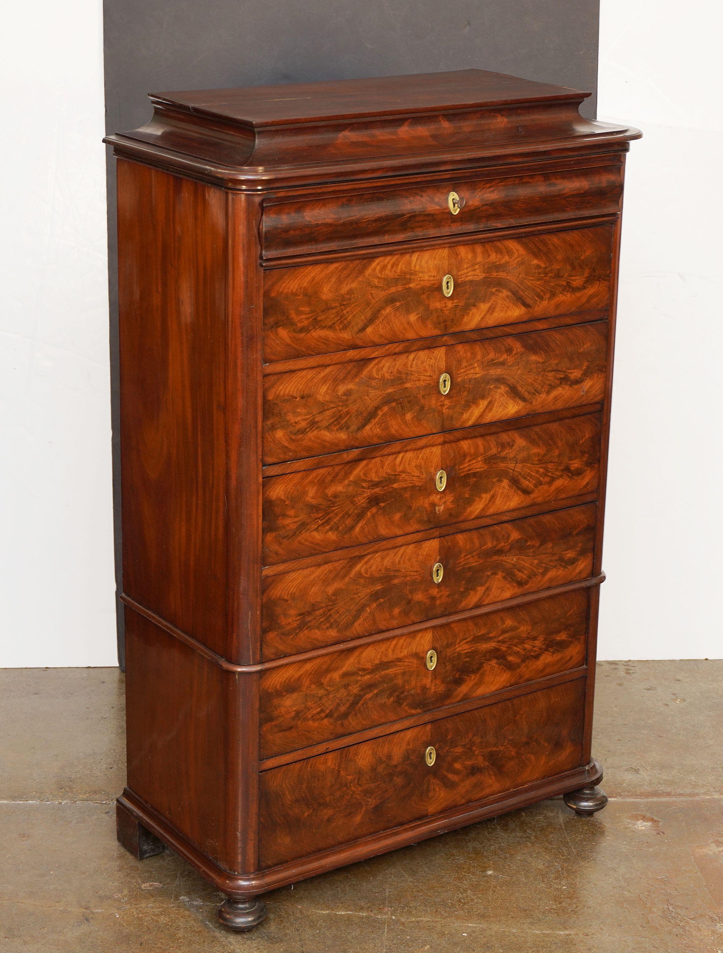 Ein feiner dänischer Semainier oder Tall Boy (Kommode auf der Kommode) aus dem 19. Jahrhundert mit einem Biedermeier-Design aus geflammtem Mahagoni - Baldachin über sieben abgestuften, abschließbaren Schubladen mit Schlüssel, ovalen