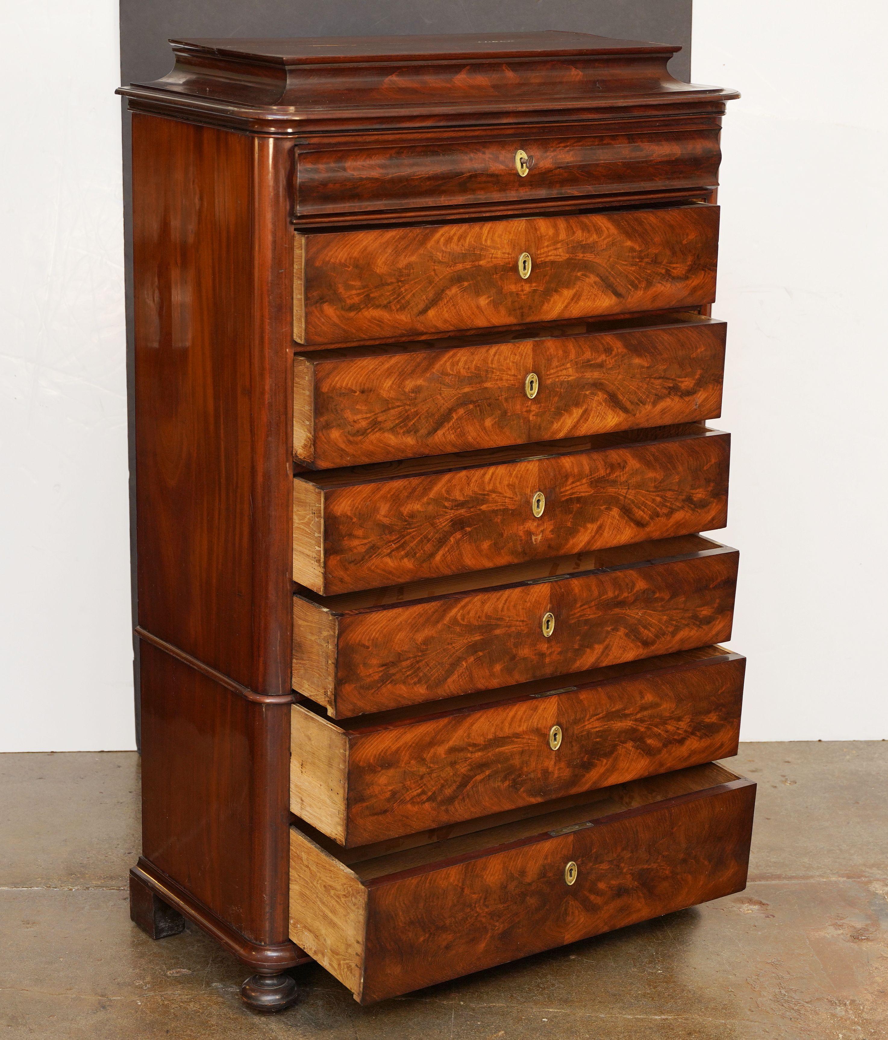 Biedermeier Semainier- oder Tallboy-Kommode auf Kommode aus geflammtem Mahagoni (Dänisch) im Angebot