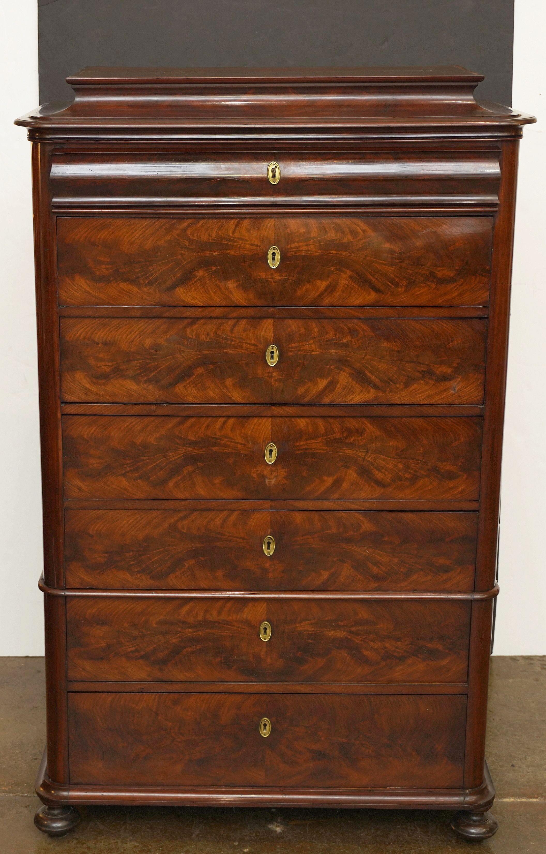 Biedermeier Semainier- oder Tallboy-Kommode auf Kommode aus geflammtem Mahagoni im Zustand „Gut“ im Angebot in Austin, TX
