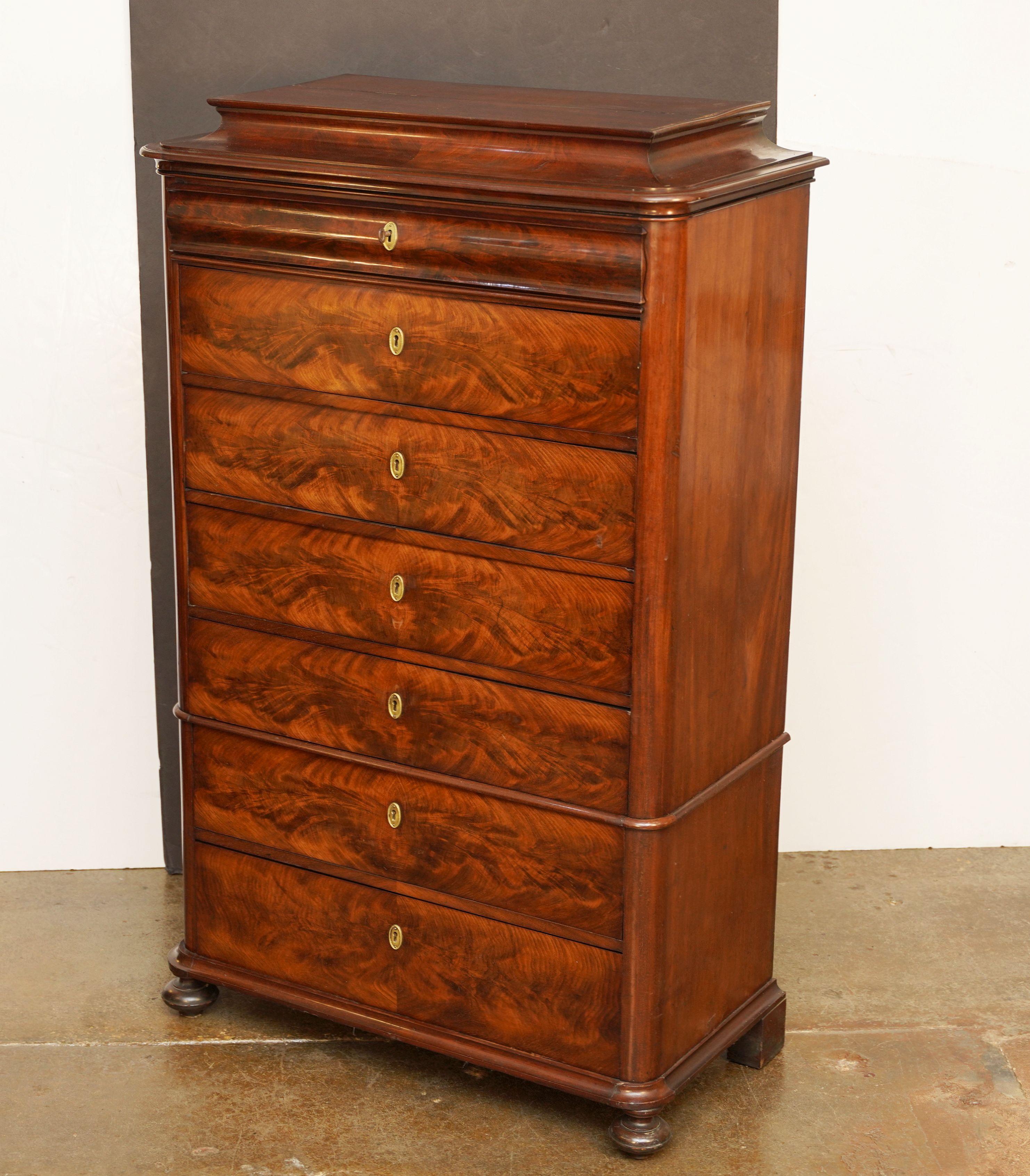 Biedermeier Semainier- oder Tallboy-Kommode auf Kommode aus geflammtem Mahagoni (19. Jahrhundert) im Angebot
