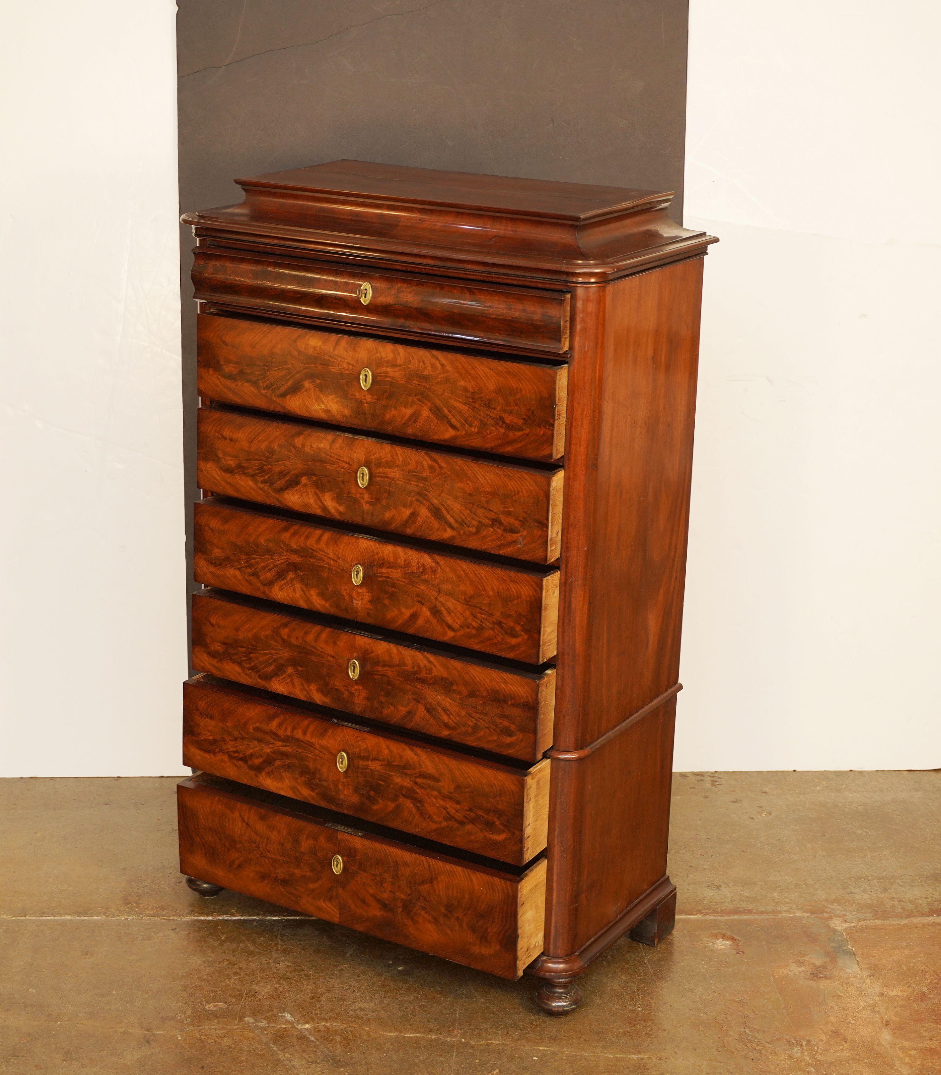 Biedermeier Semainier- oder Tallboy-Kommode auf Kommode aus geflammtem Mahagoni (Metall) im Angebot