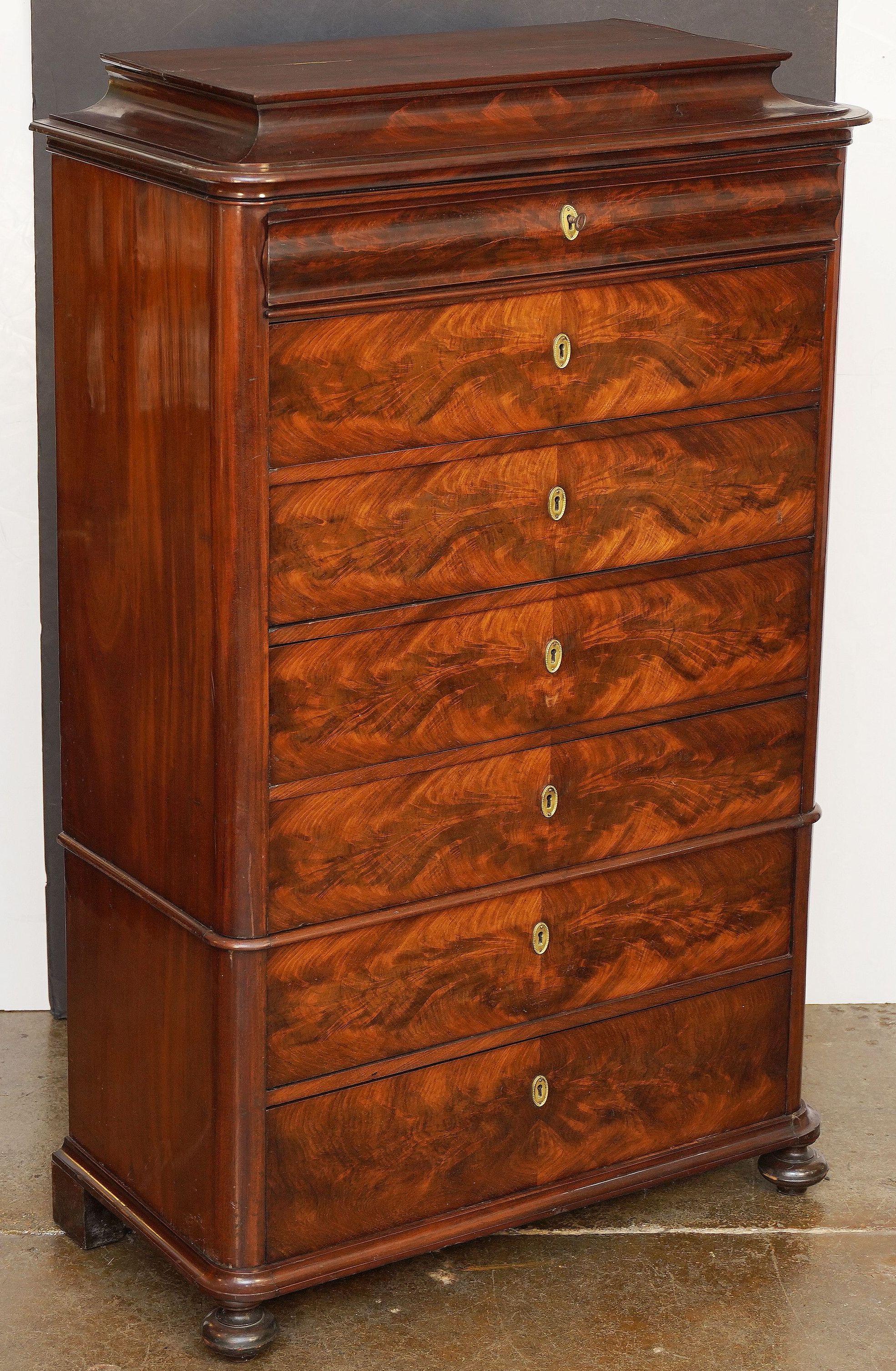 Biedermeier Semainier- oder Tallboy-Kommode auf Kommode aus geflammtem Mahagoni im Angebot 1