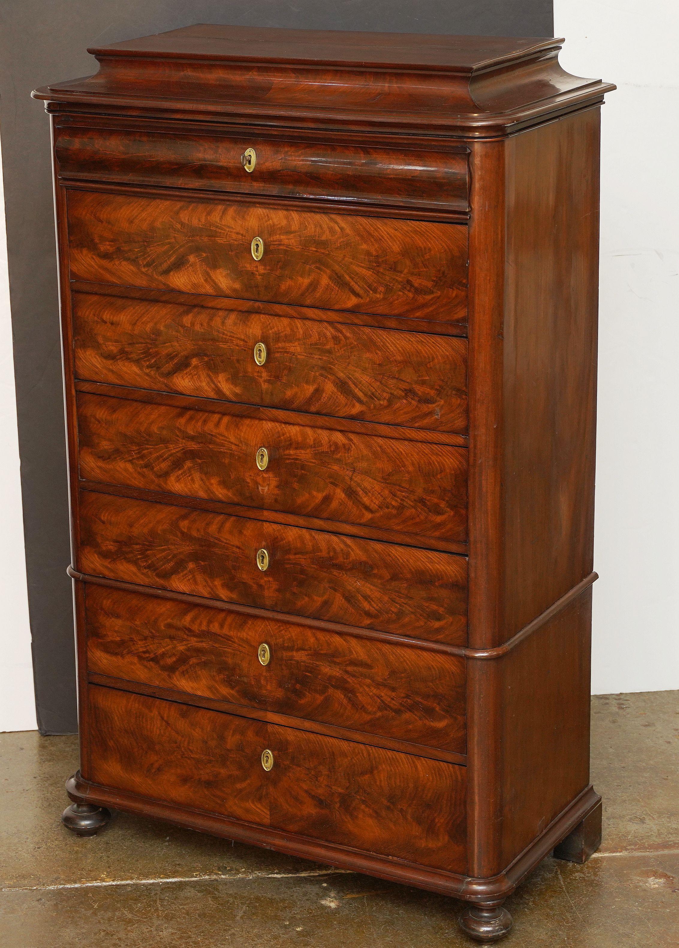 Biedermeier Semainier- oder Tallboy-Kommode auf Kommode aus geflammtem Mahagoni im Angebot 2