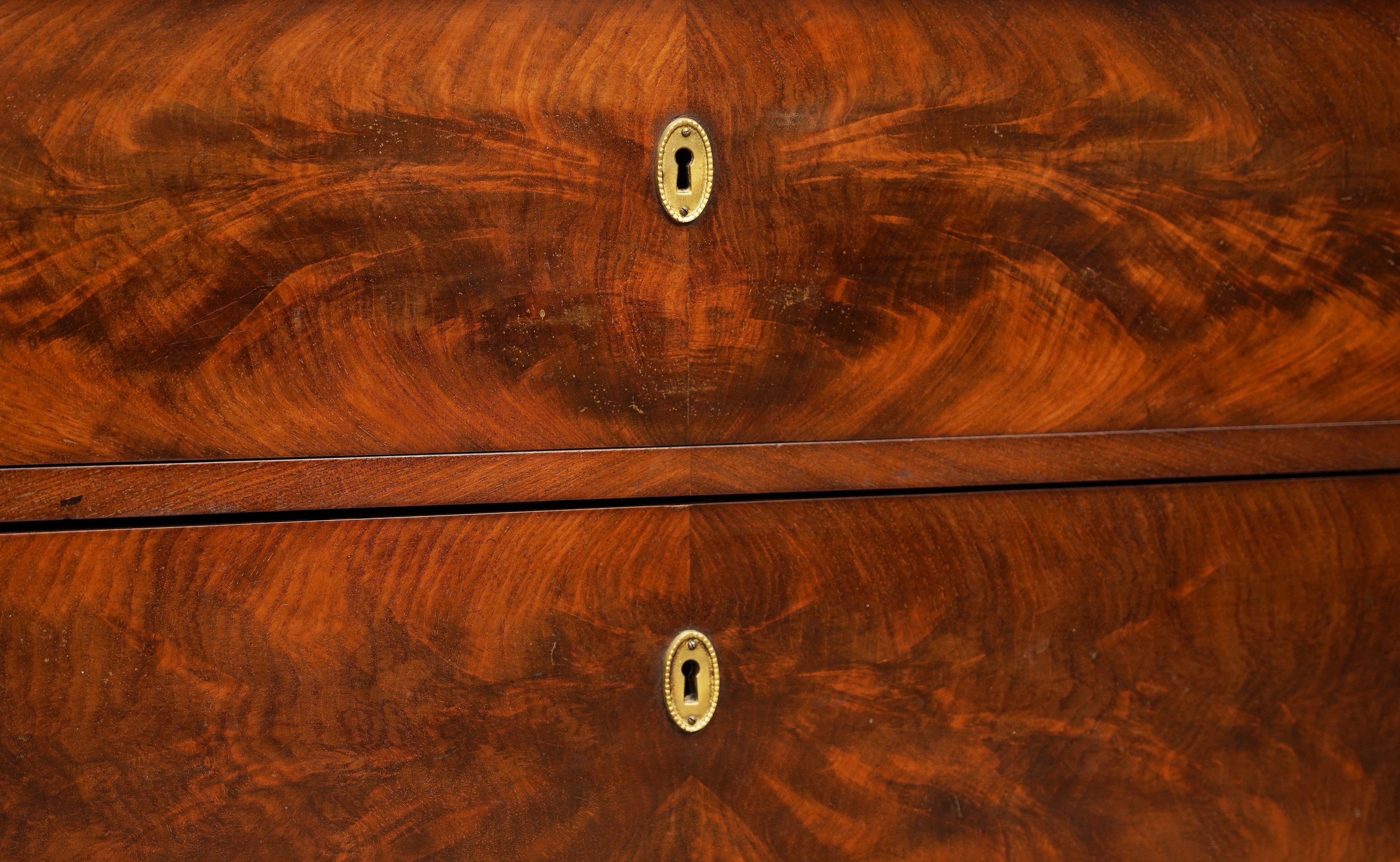 Biedermeier Semainier- oder Tallboy-Kommode auf Kommode aus geflammtem Mahagoni im Angebot 3
