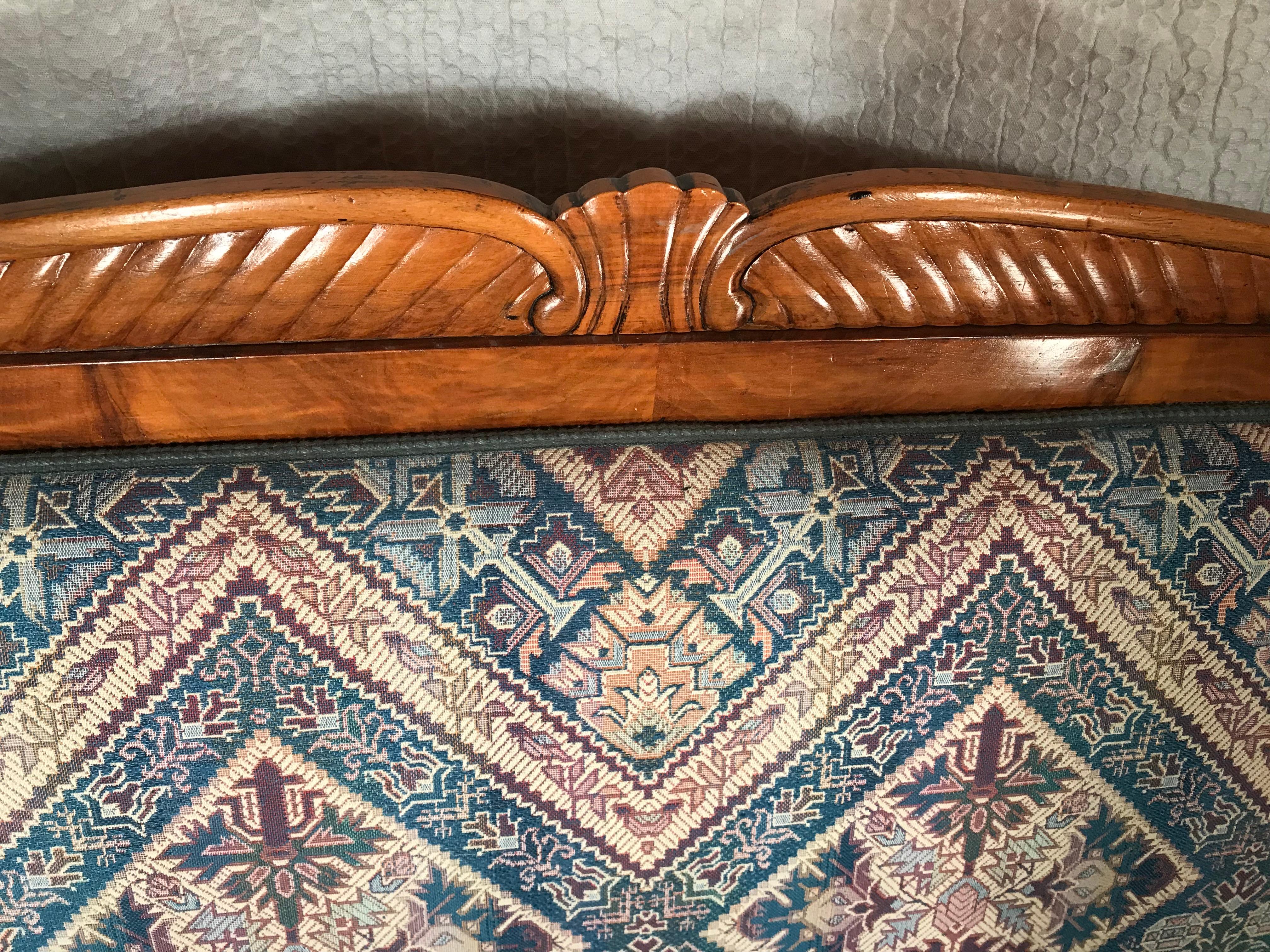 Beautiful small Biedermeier settee, Vienna 1820, walnut veneer. In very good condition. The settee will be shipped from Germany. Shipping costs to Boston are included.