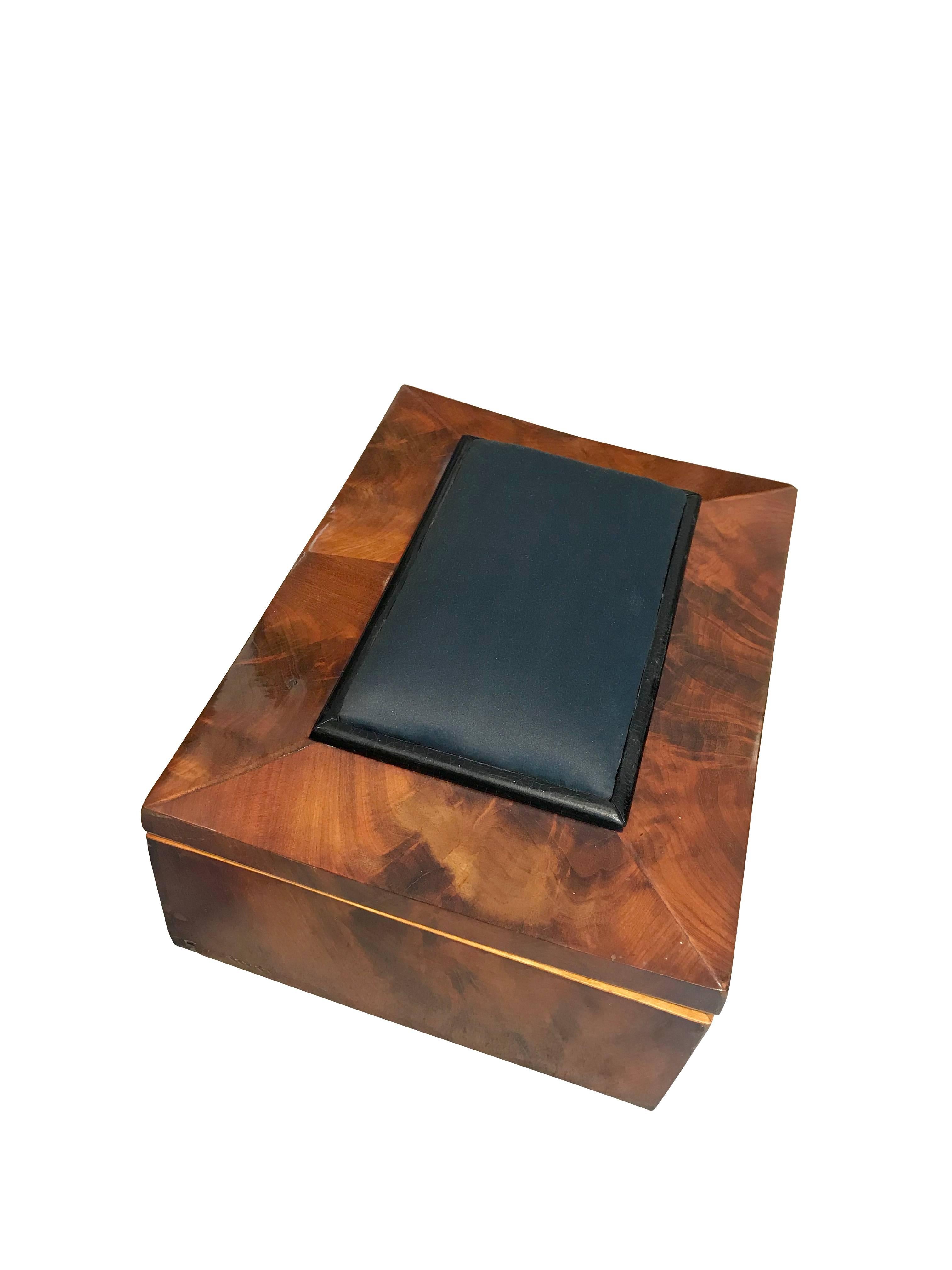 Beautiful Biedermeier sewing casket box

Mahogany in beautiful book-matched veneered and Maple
Top inside in oakwood, inlay compartments in cherrywood, drawer in beechwood
Graded top cover. Newly upholstered with black fabric needle cushion