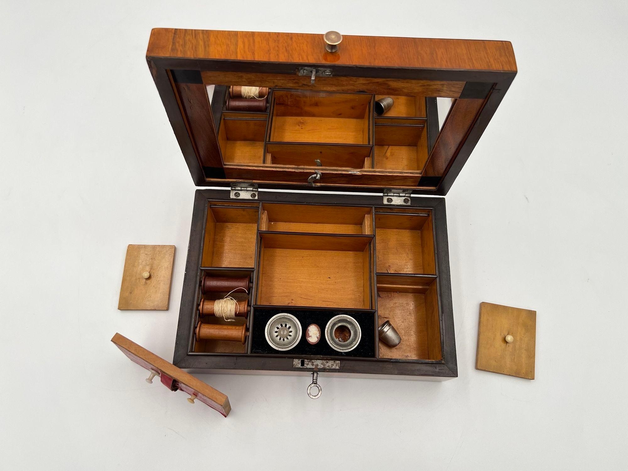 Biedermeier Sewing Box, Walnut Veneer, Austria circa 1820 For Sale 5