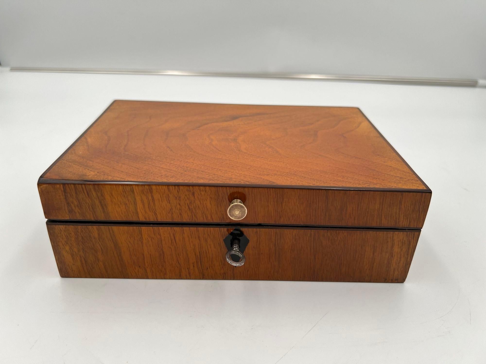 Biedermeier Sewing Box, Walnut Veneer, Austria circa 1820 For Sale 8