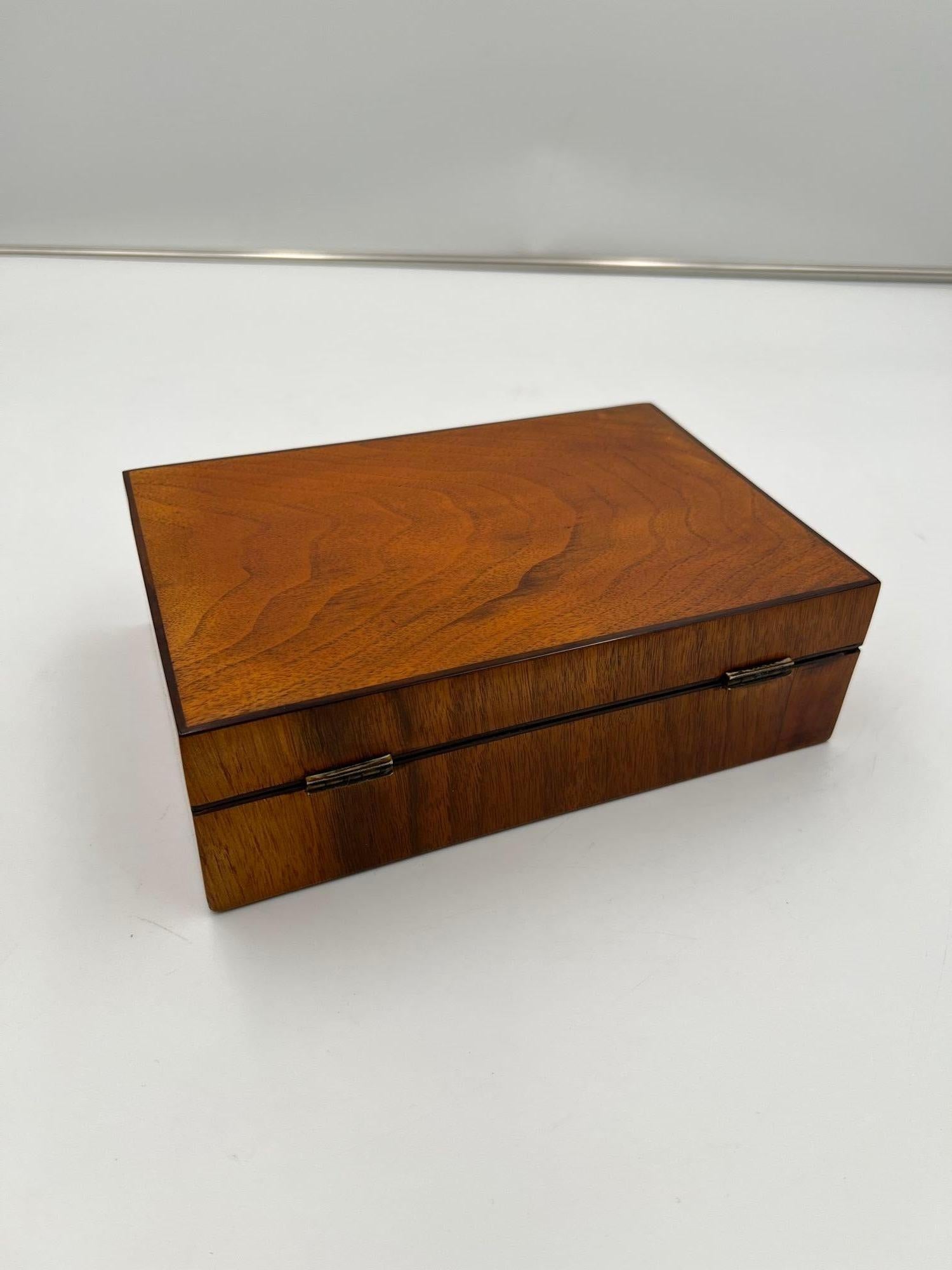 Polished Biedermeier Sewing Box, Walnut Veneer, Austria circa 1820 For Sale