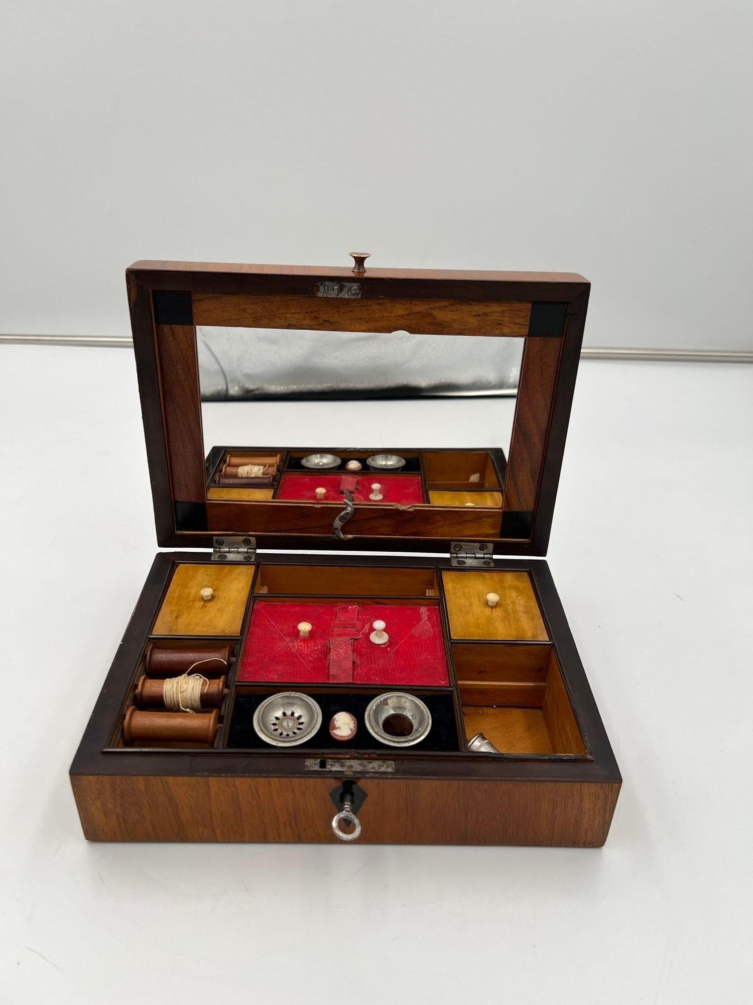 Biedermeier Sewing Box, Walnut Veneer, Austria circa 1820 For Sale 1