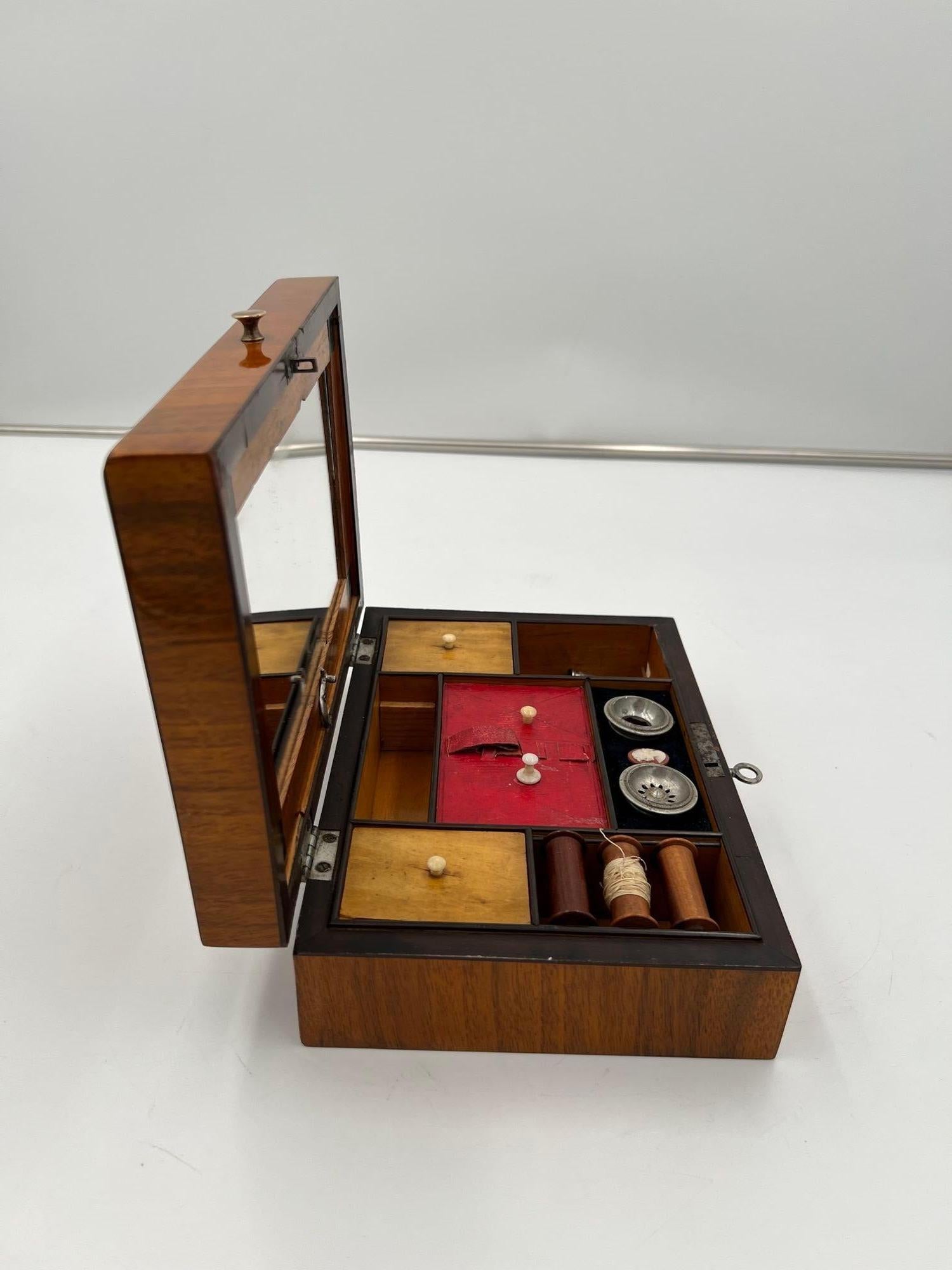 Biedermeier Sewing Box, Walnut Veneer, Austria circa 1820 For Sale 2
