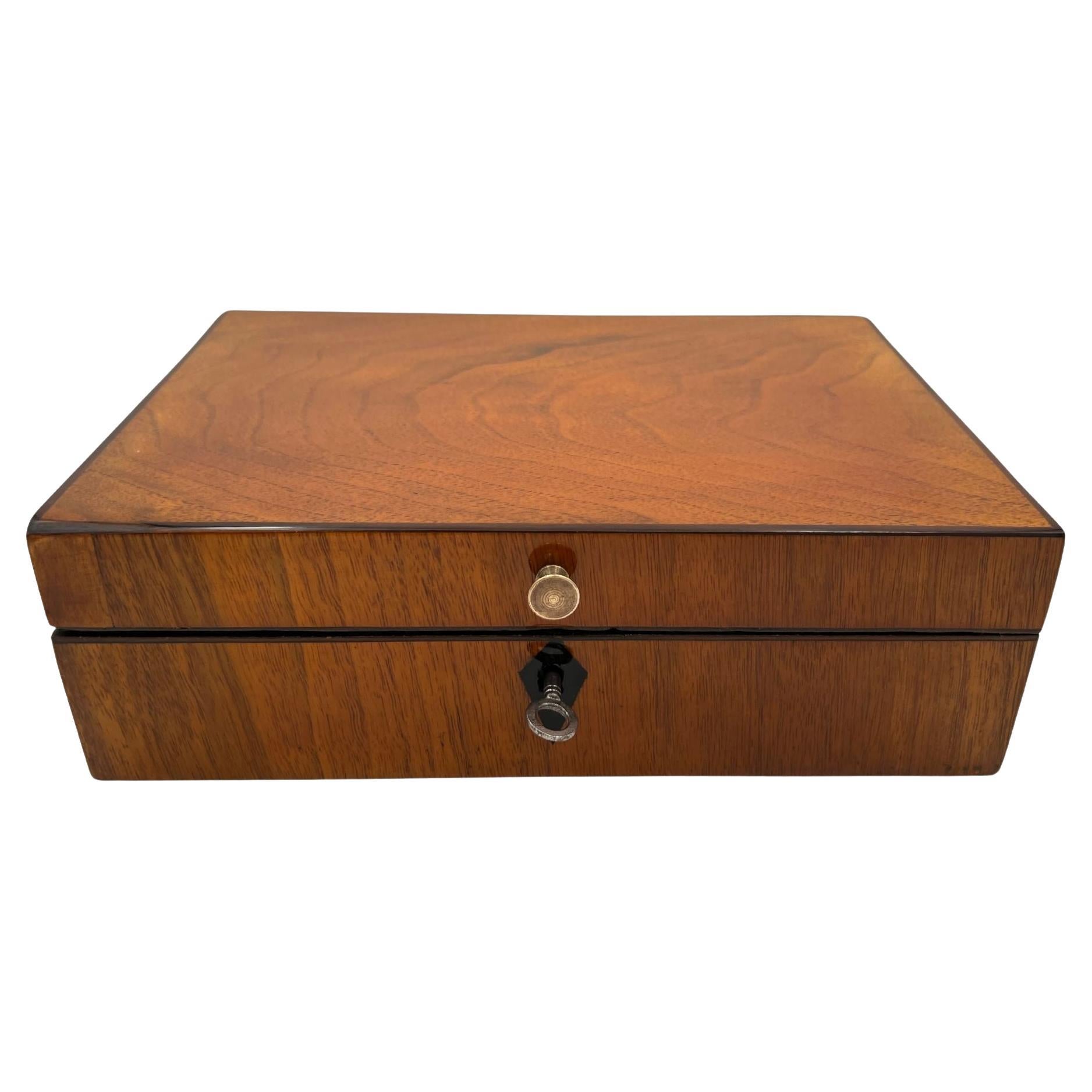 Biedermeier Sewing Box, Walnut Veneer, Austria circa 1820 For Sale