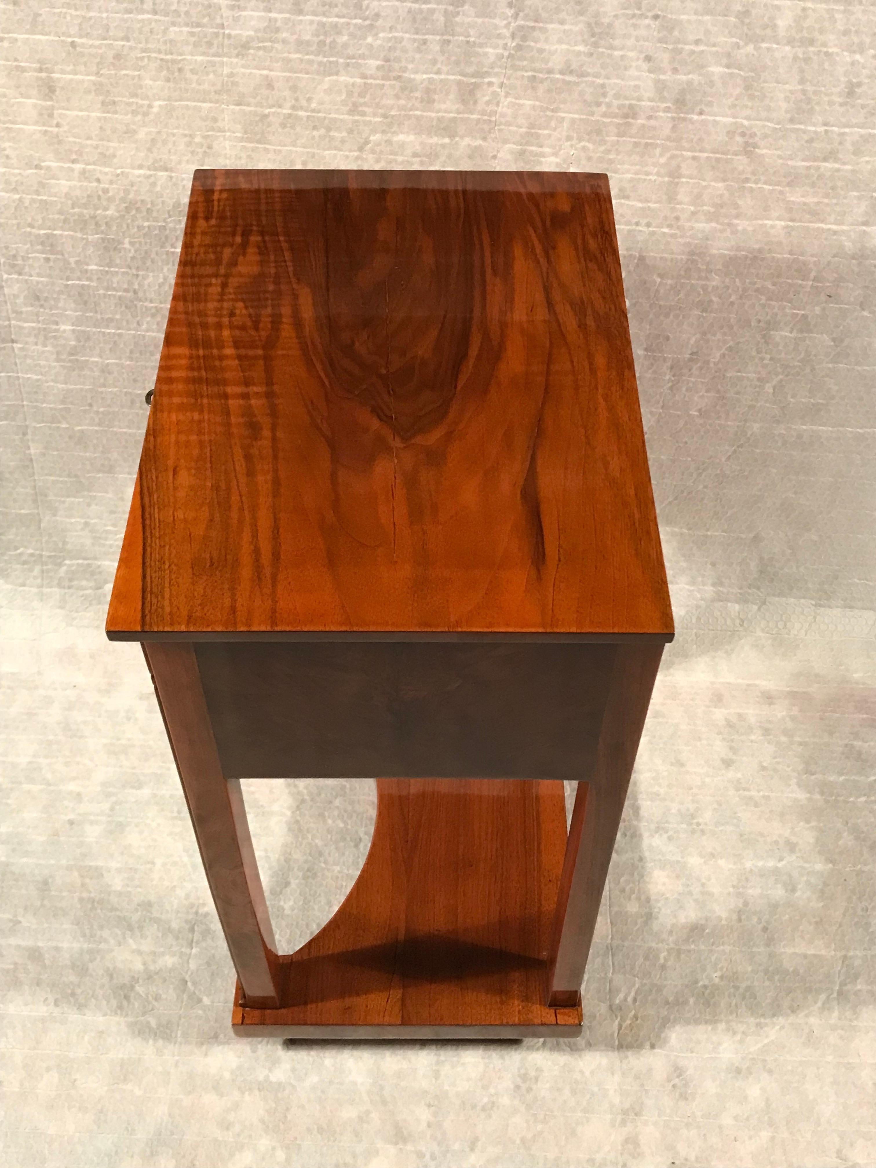 Biedermeier Sewing or Side Table, Germany, 1820, Walnut In Good Condition For Sale In Belmont, MA