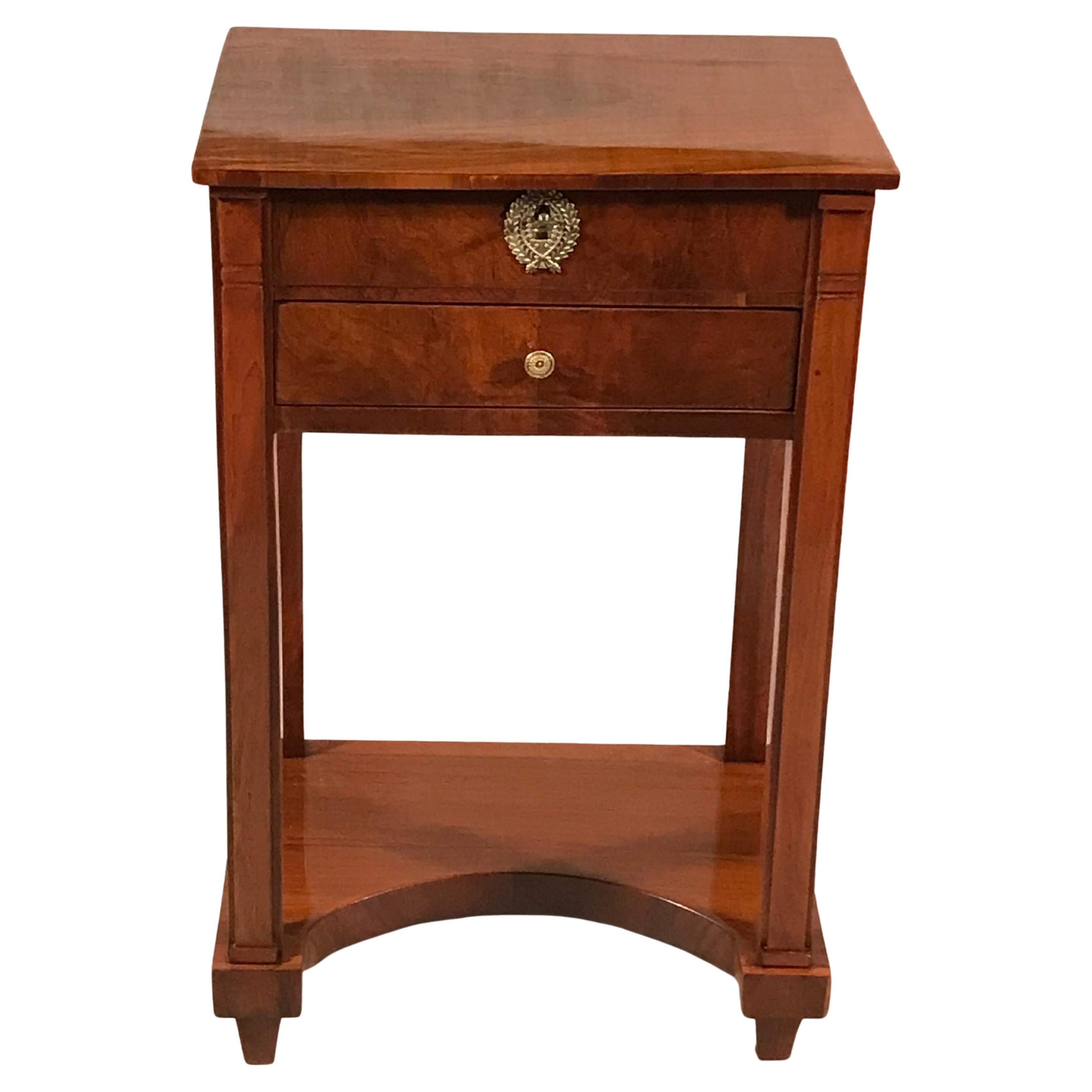 Biedermeier Näh- oder Beistelltisch, Deutschland, 1820, Nussbaumholz